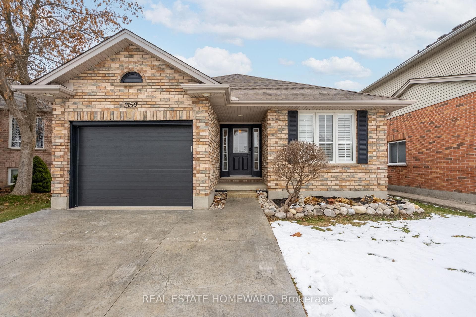2150 Thornicroft Crescent photo 1
