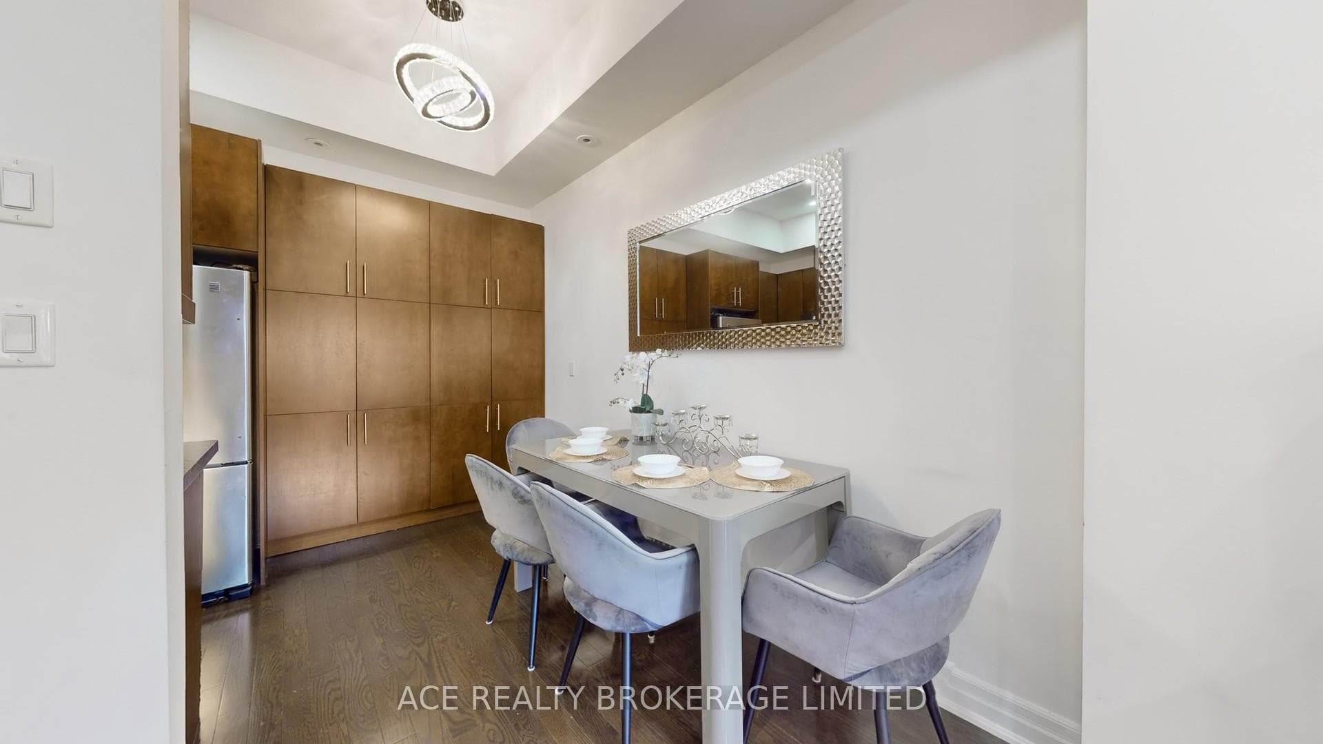 447A Queen Street photo 5