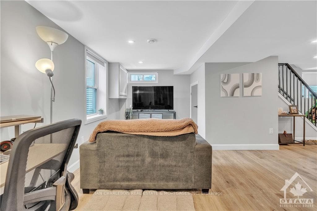 820 SMYTH Road Unit B photo 8