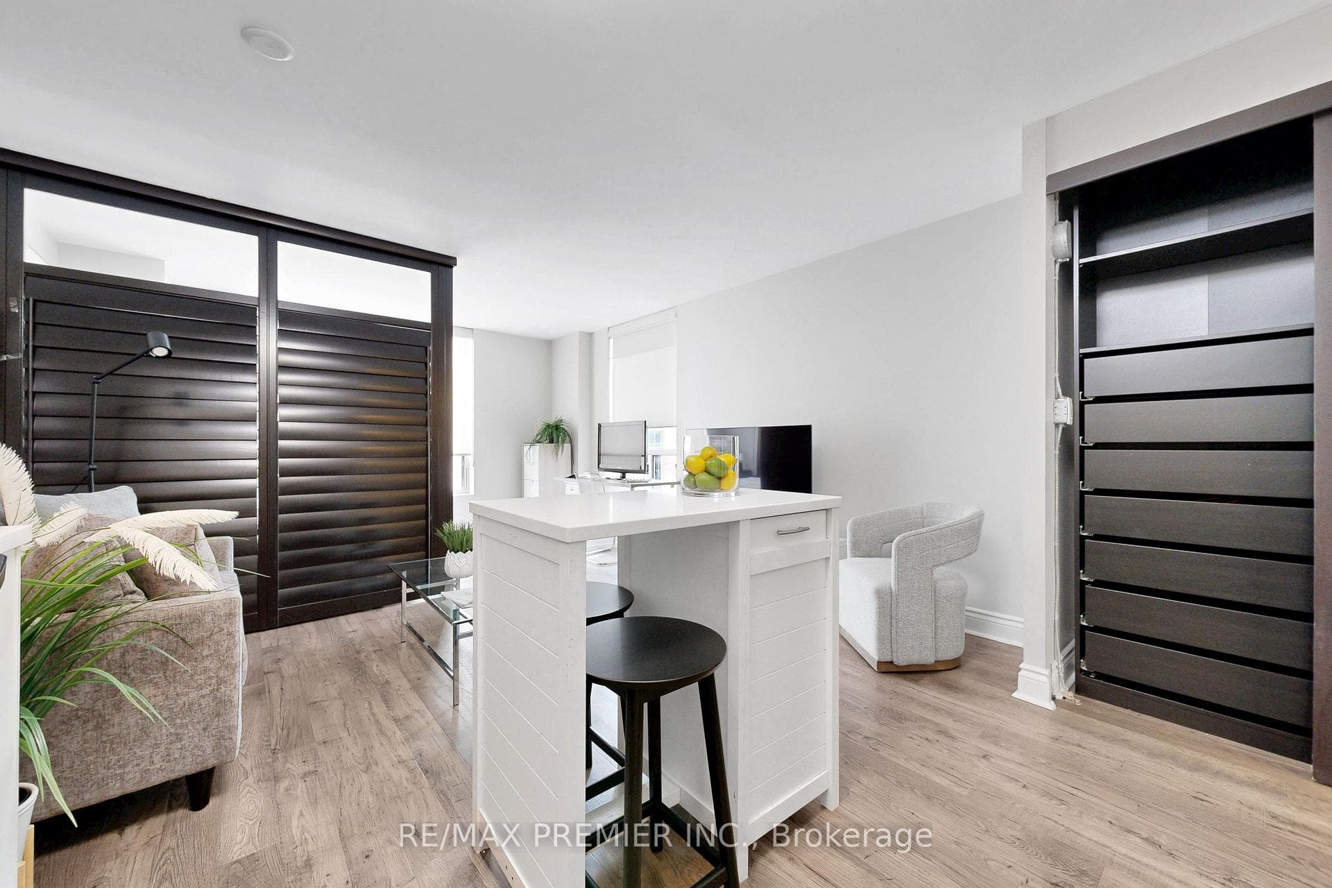 CONVENIENT BREAKFAST BAR AND WOODEN STOOLS