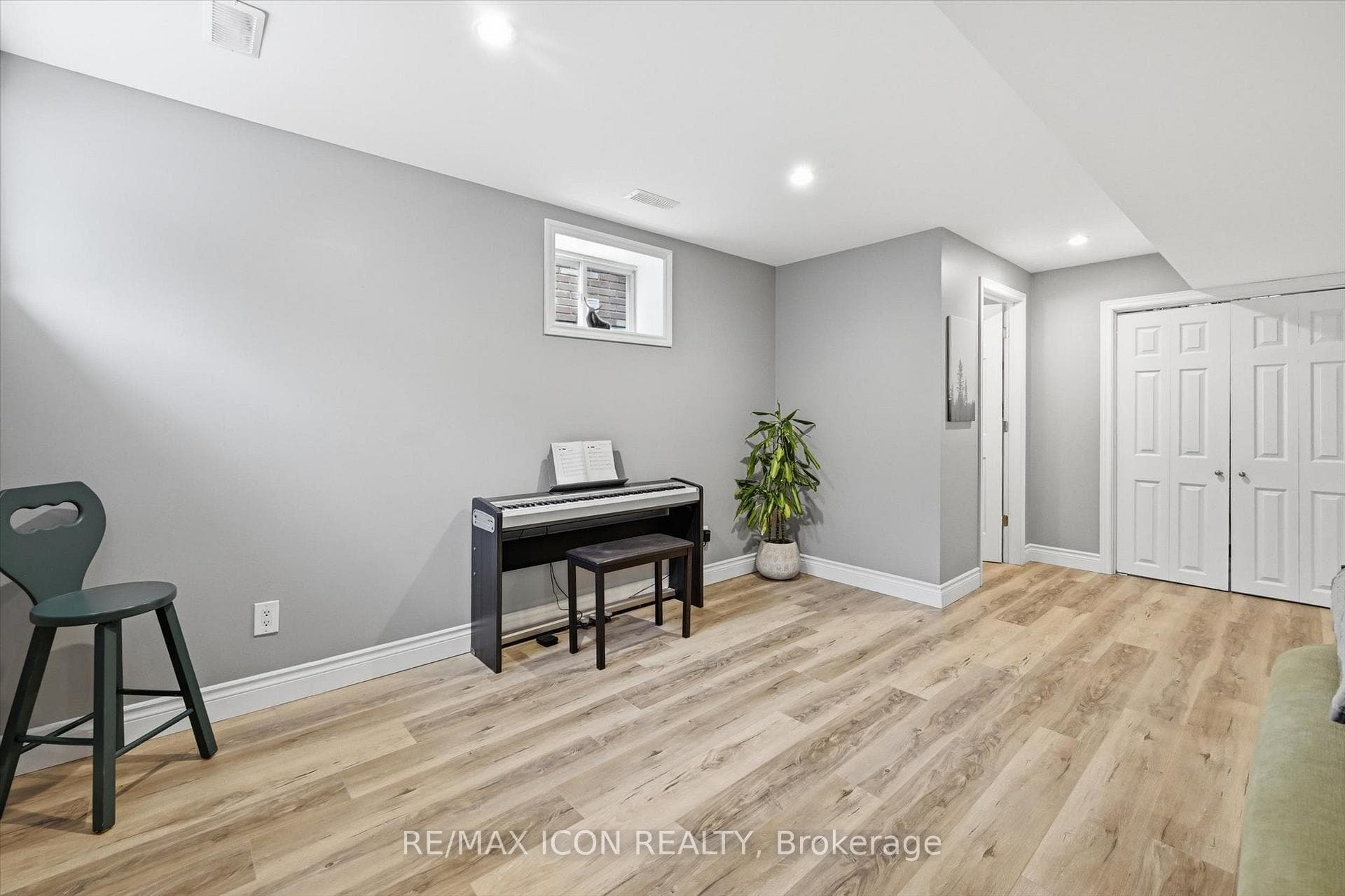 64 Springvalley Crescent photo 34