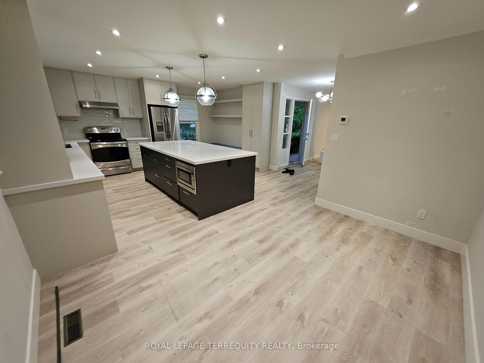 2067 Obeck Crescent photo 14