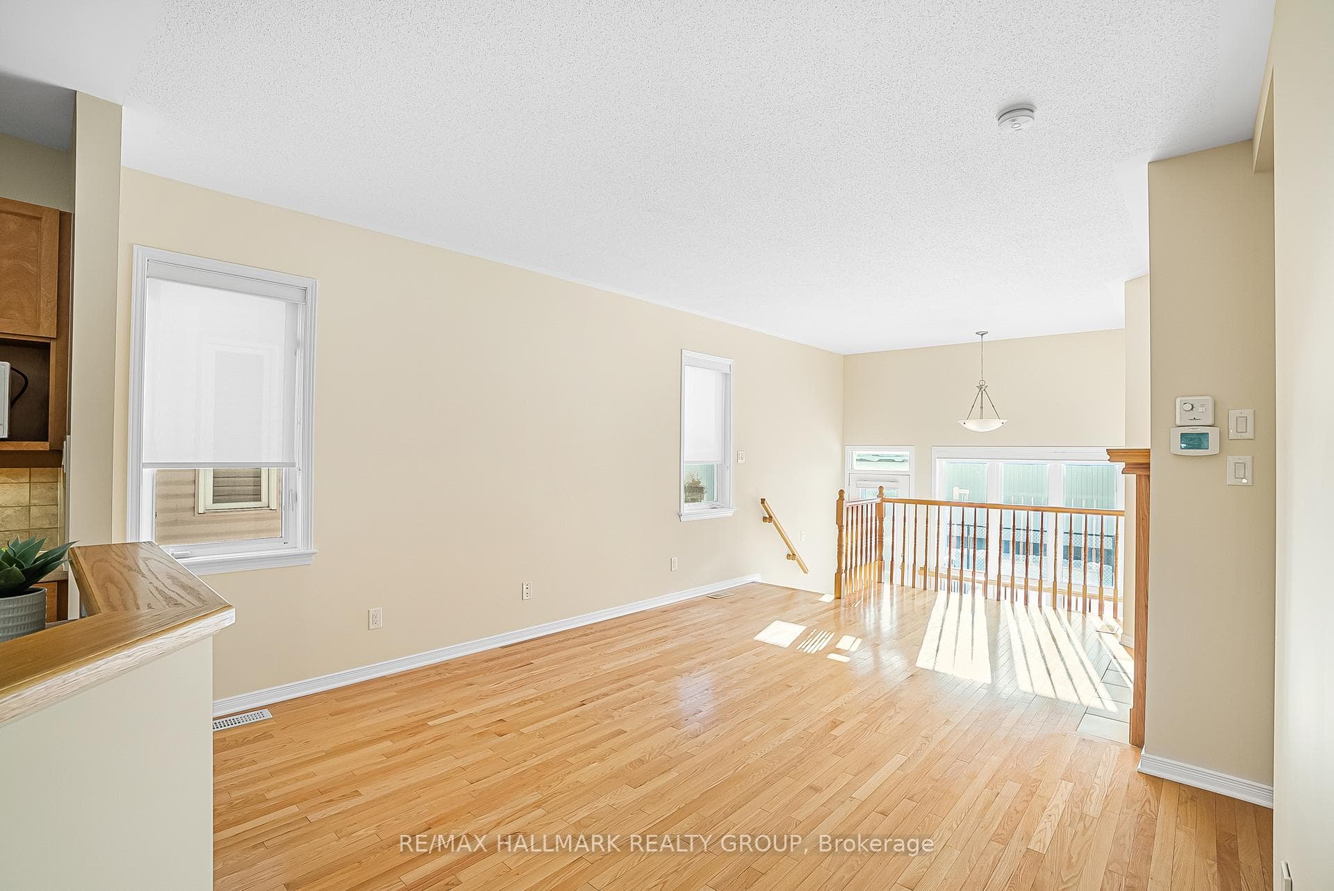 West-facing windows = plenty of sunlight!