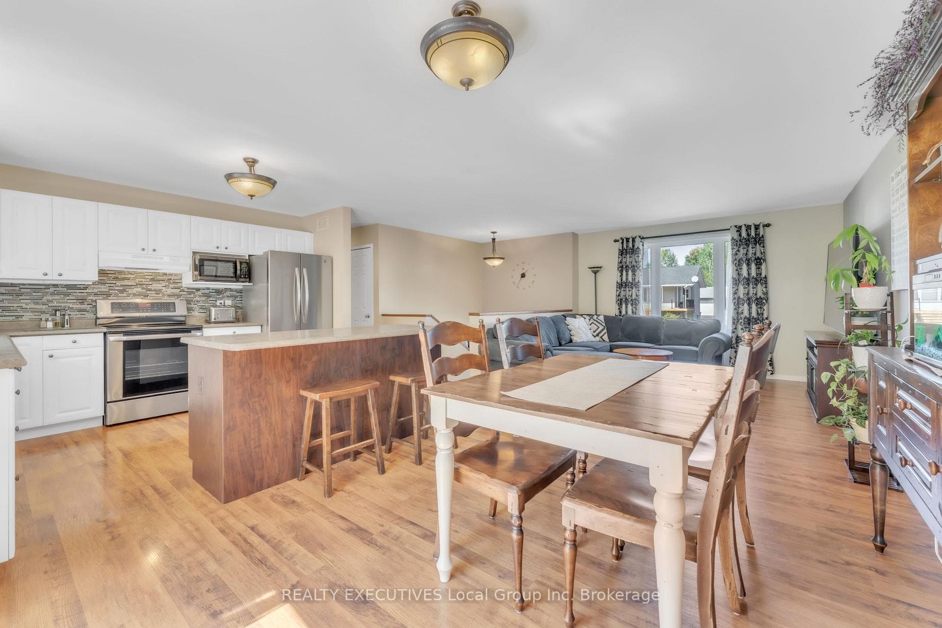 498 Demers Street photo 8