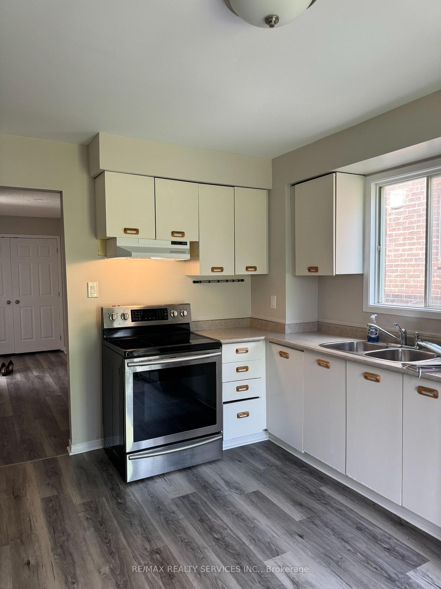 Eat-in kitchen
