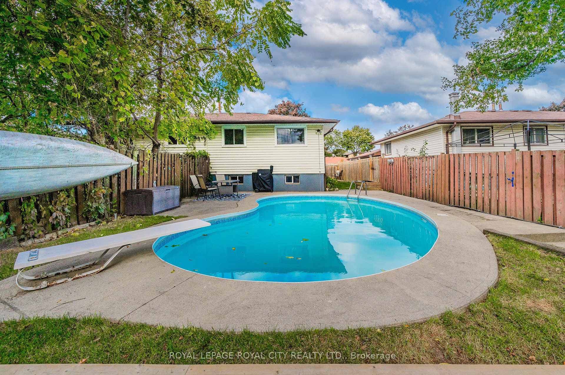 16 Nickolas Crescent photo 39