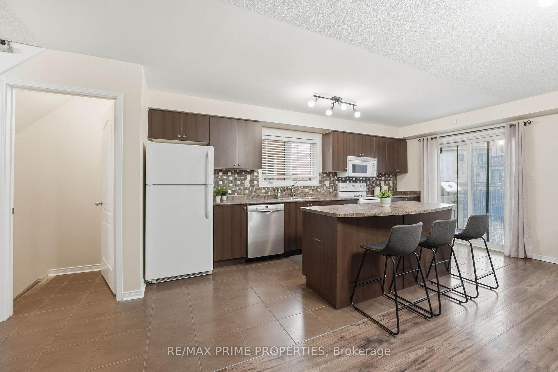Kitchen with centre island