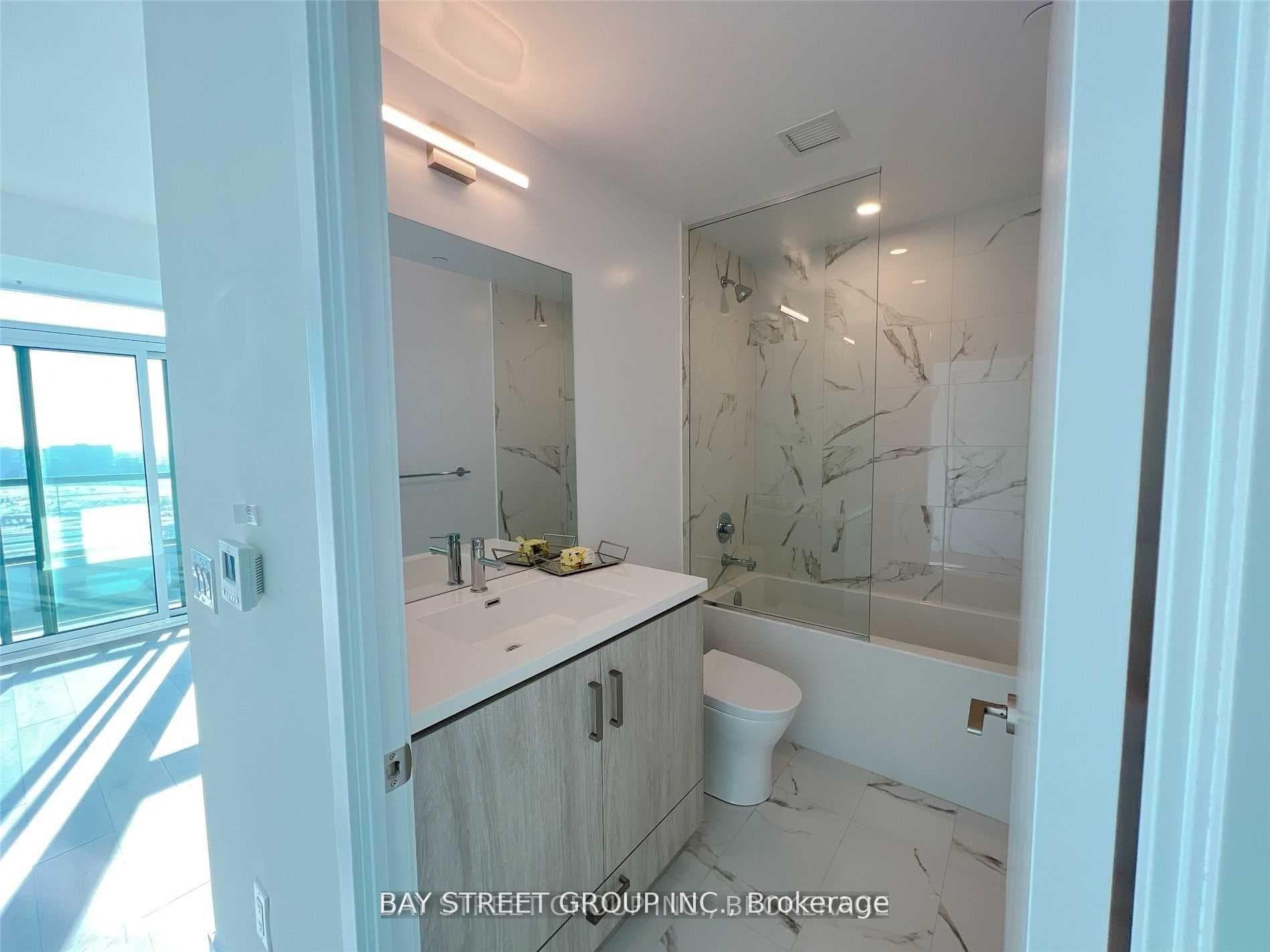 10 Honeycrisp Crescent Unit 1709 photo 3