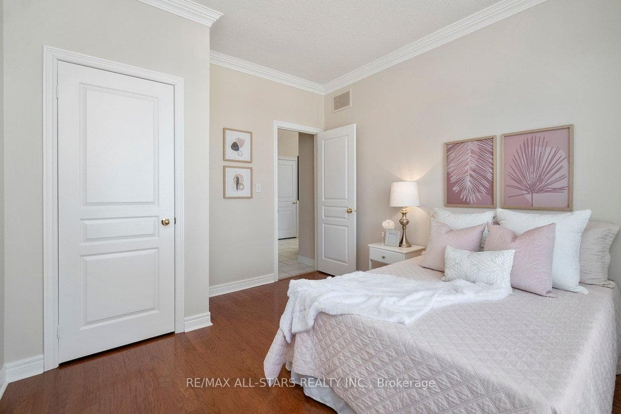 142 Saffron Street photo 33