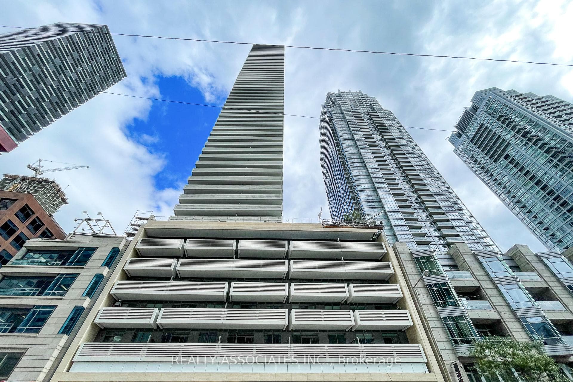 2221 Yonge Street Unit 1811 photo 2