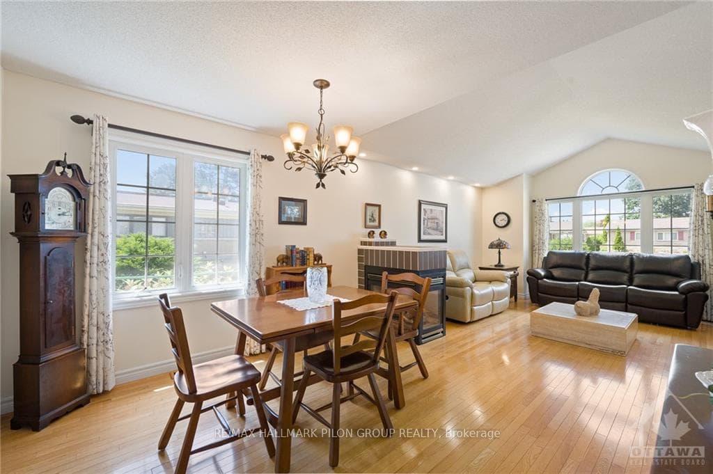8040 JEANNE D'ARC Boulevard photo 13