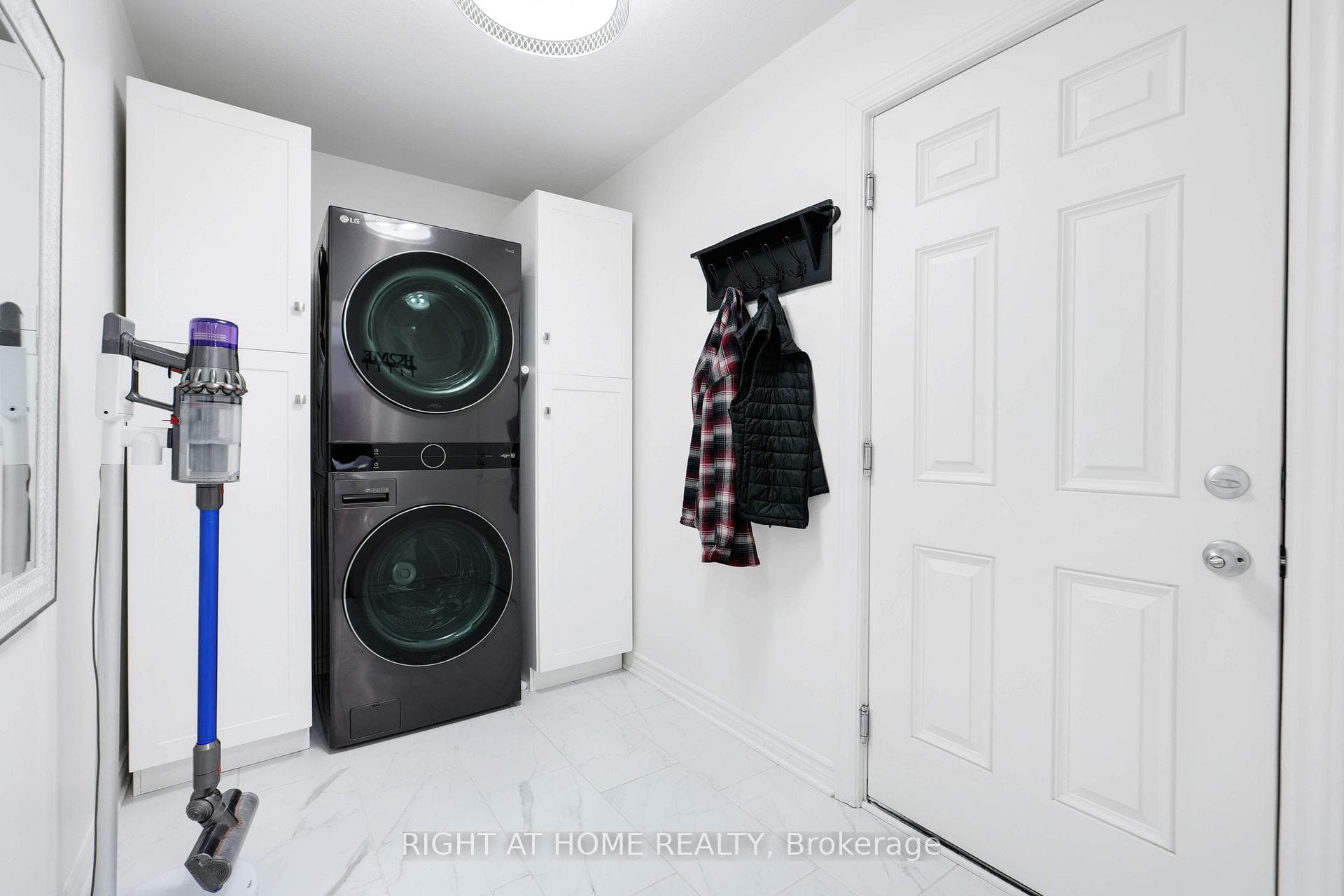 Main Floor Laundry/Garage Entrance/Mudroom