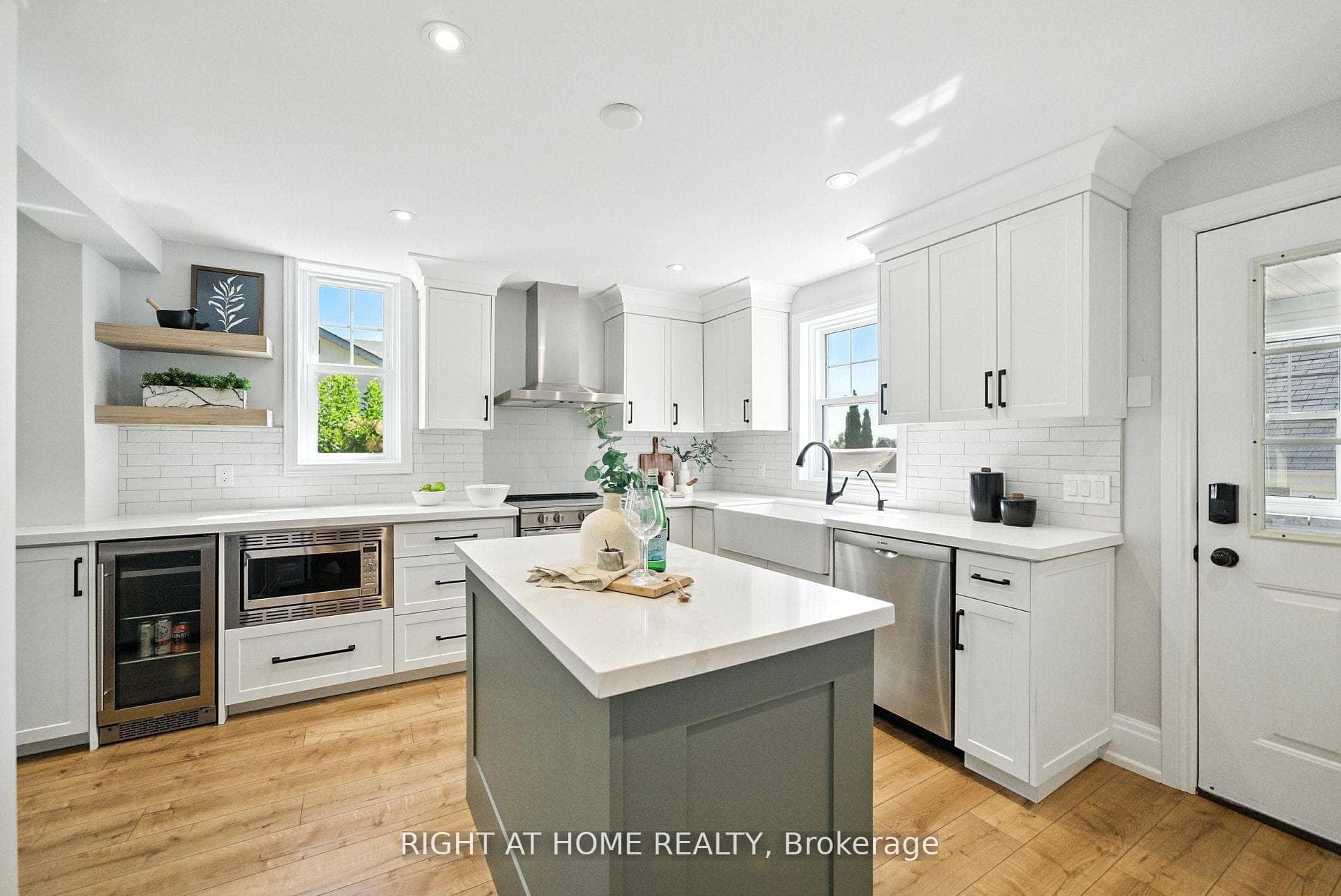 675 Myrtle Road photo 9