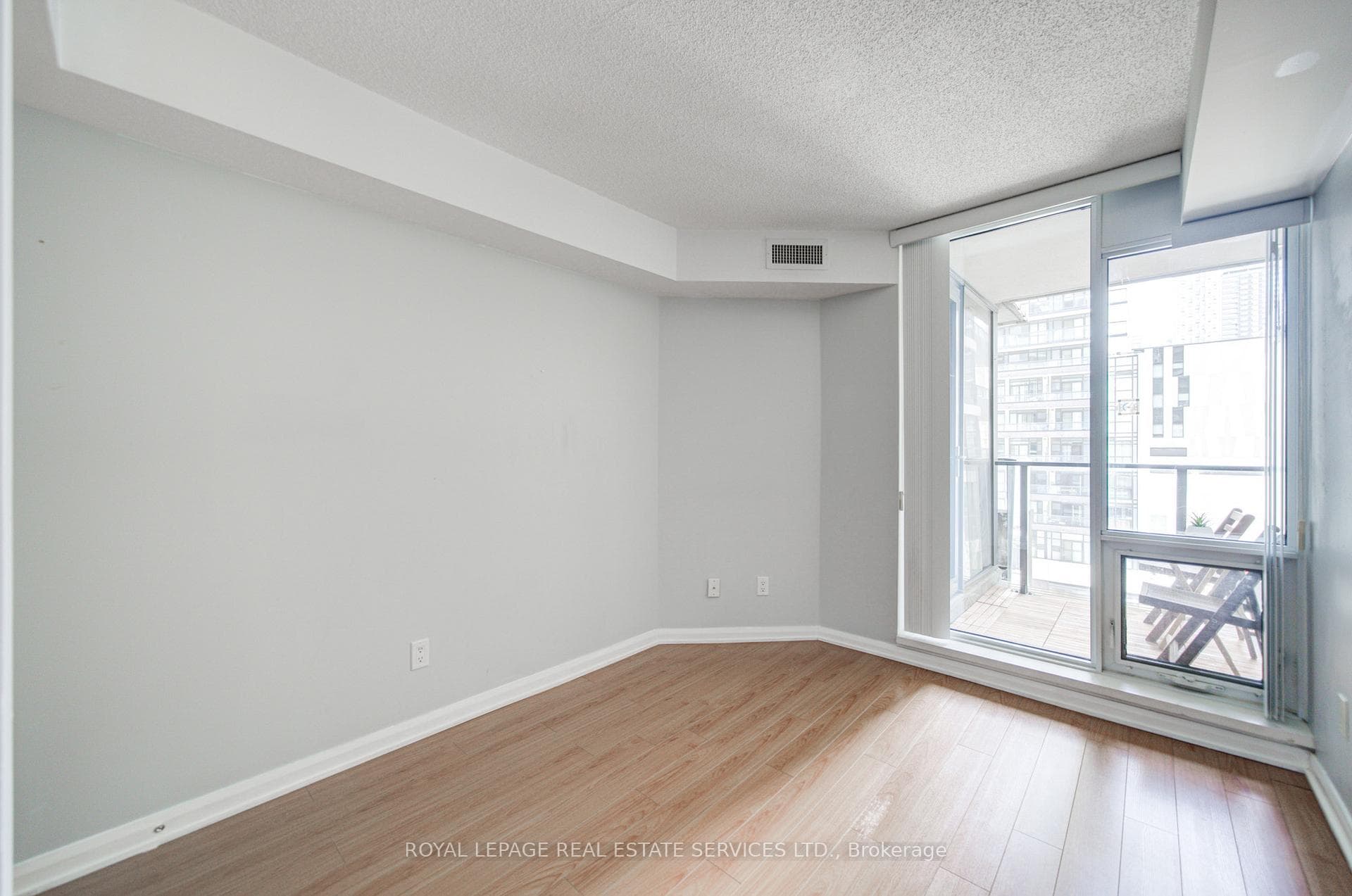 111 Elizabeth Street Unit 852 photo 22