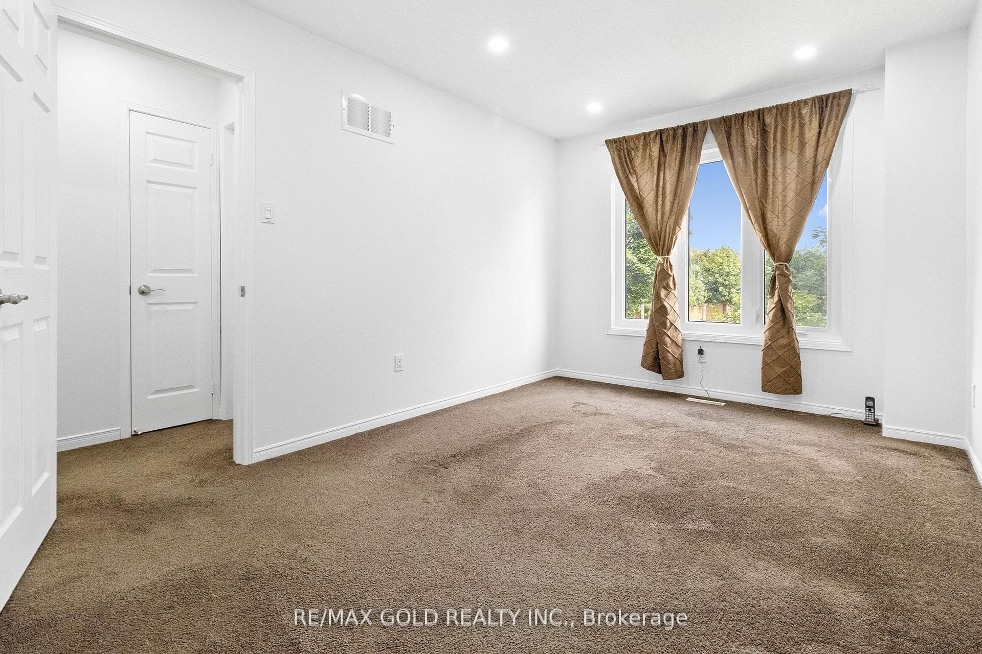 40 Blue Spruce Street photo 17