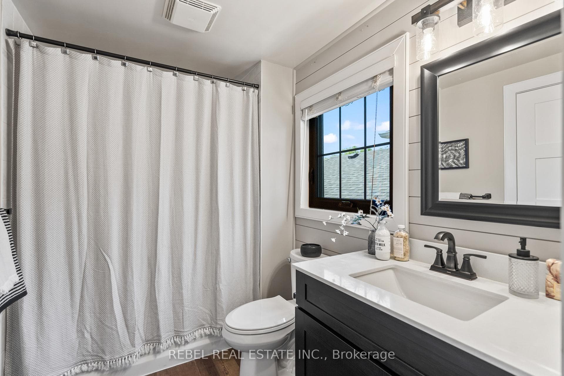 1464 Trowbridge Drive photo 19