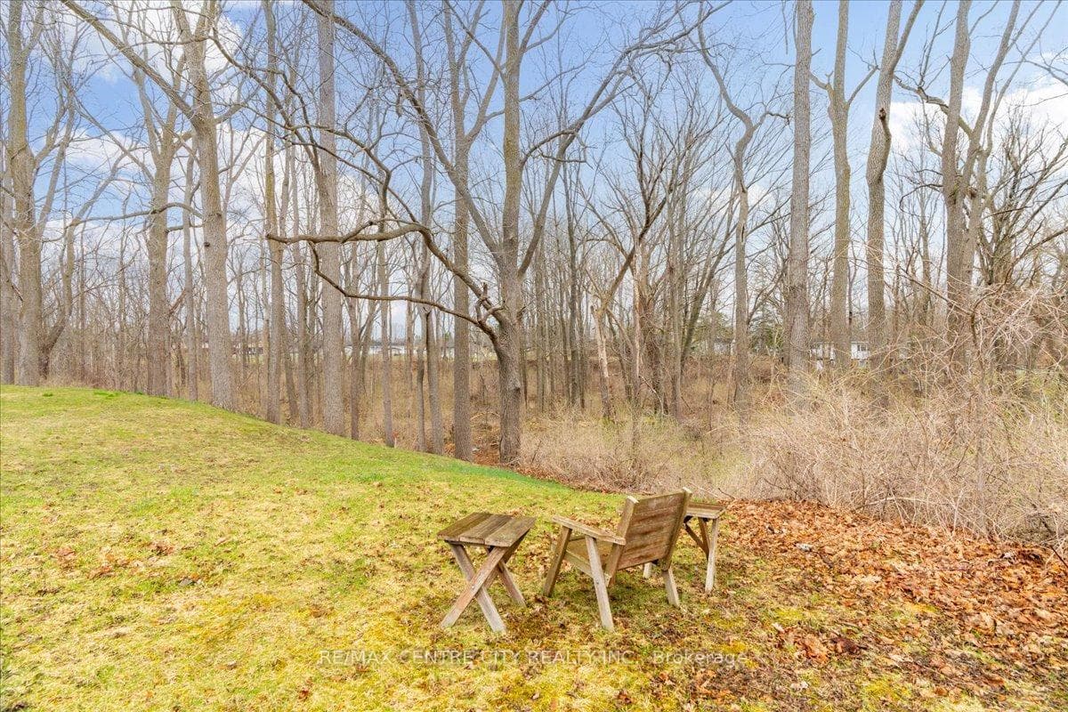 549 Victoria Street photo 27