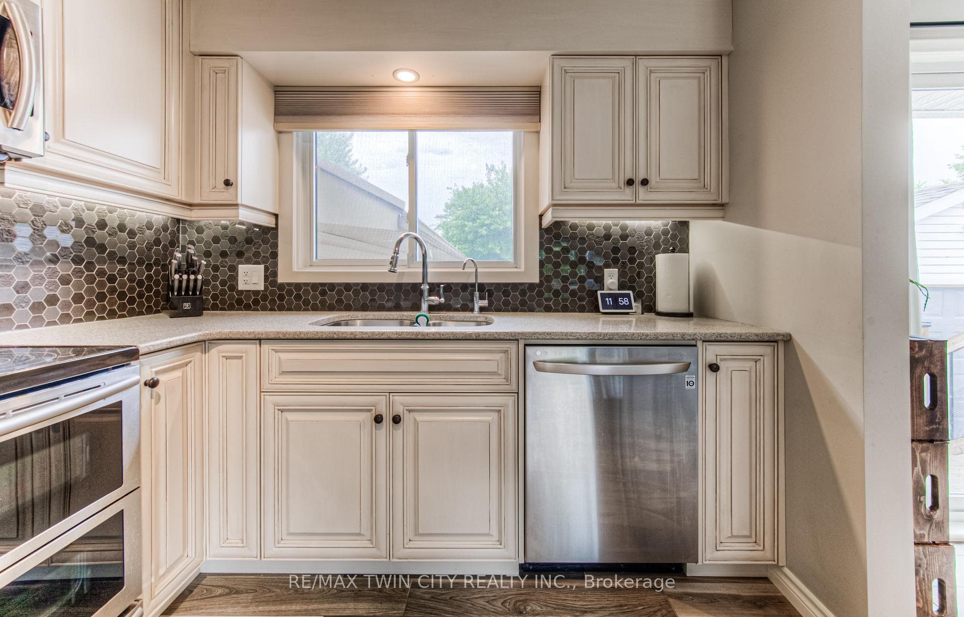36 Howland Drive photo 9