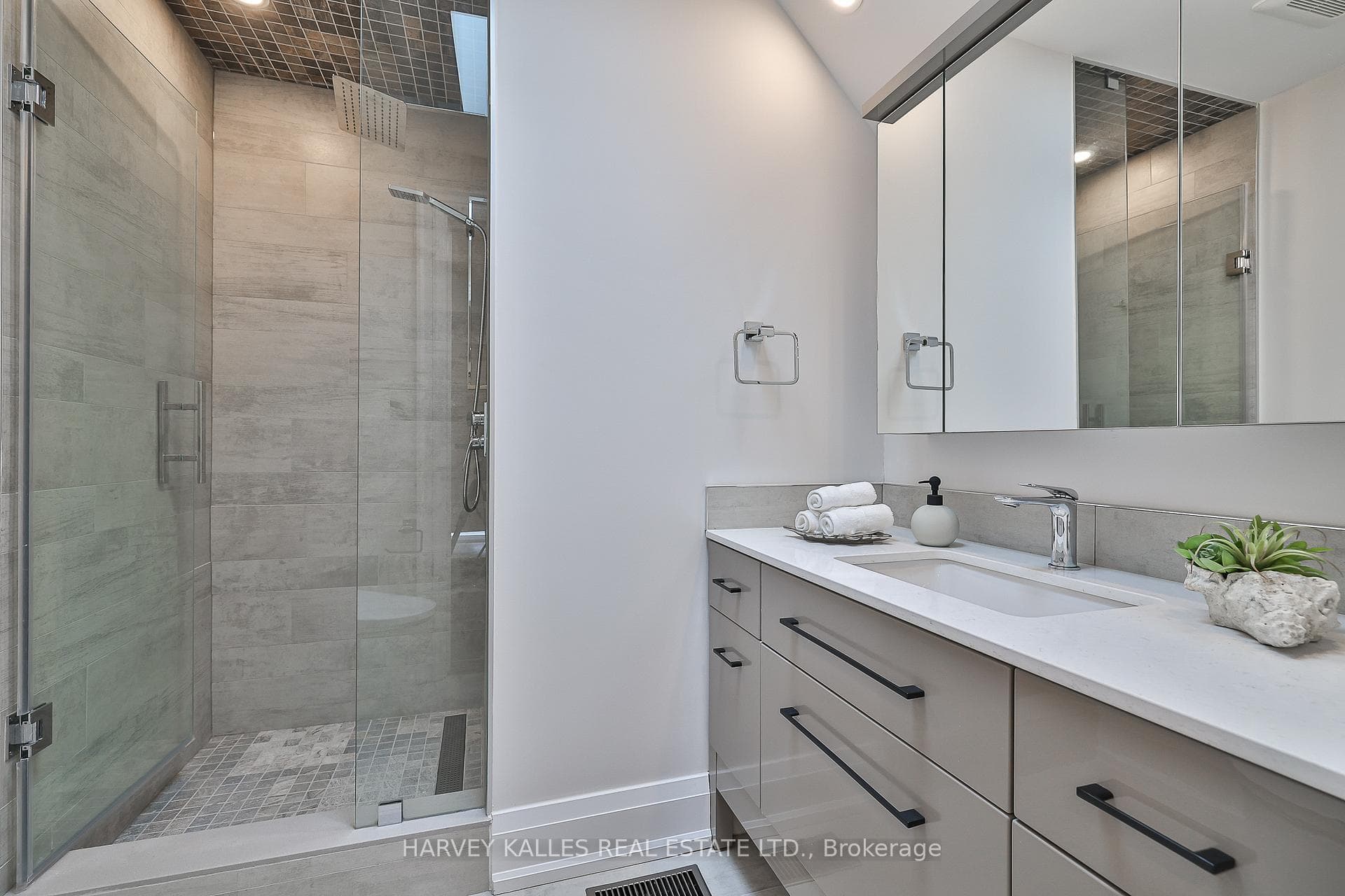 87B Bedford Park Avenue photo 32