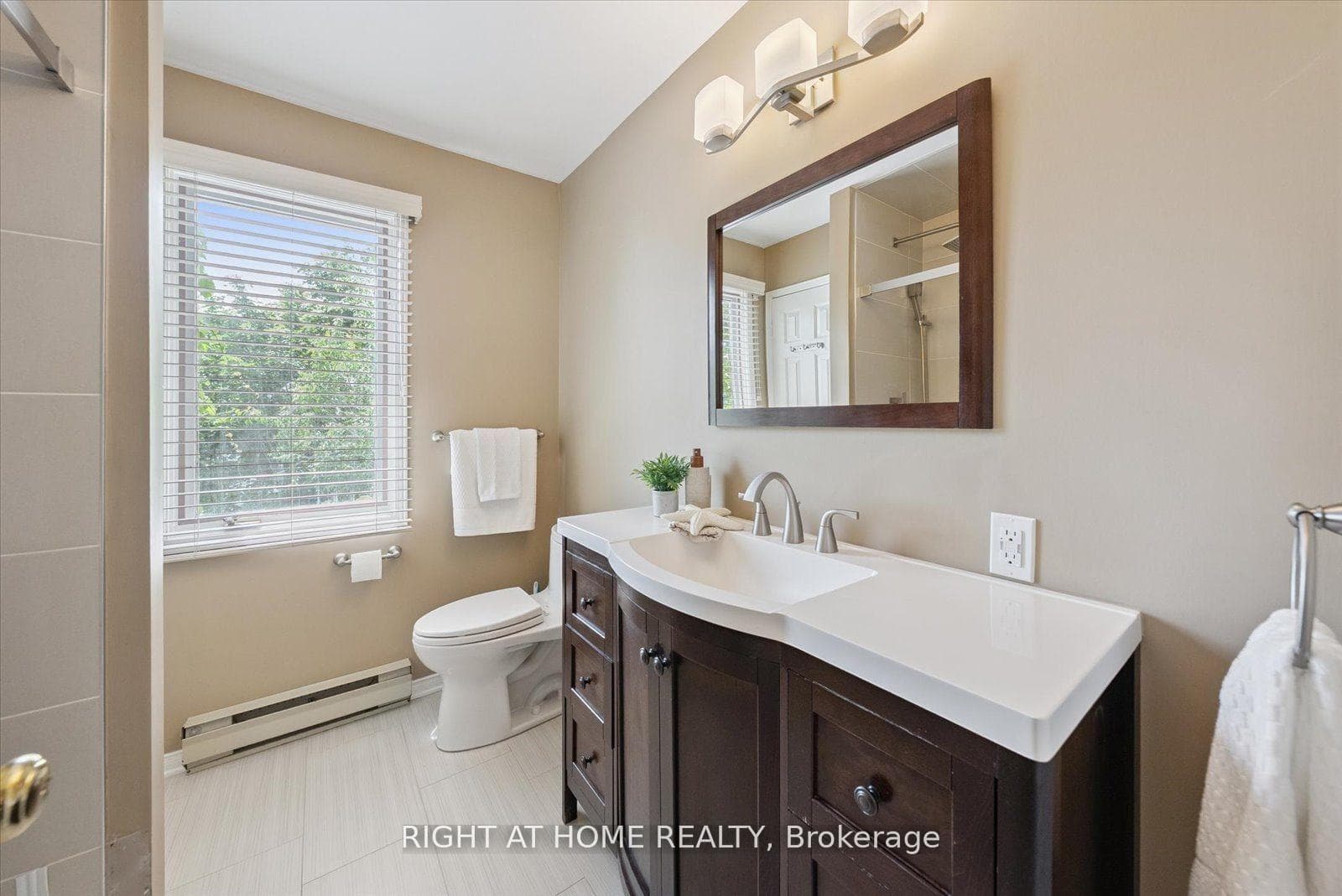 97 Topham Crescent photo 17