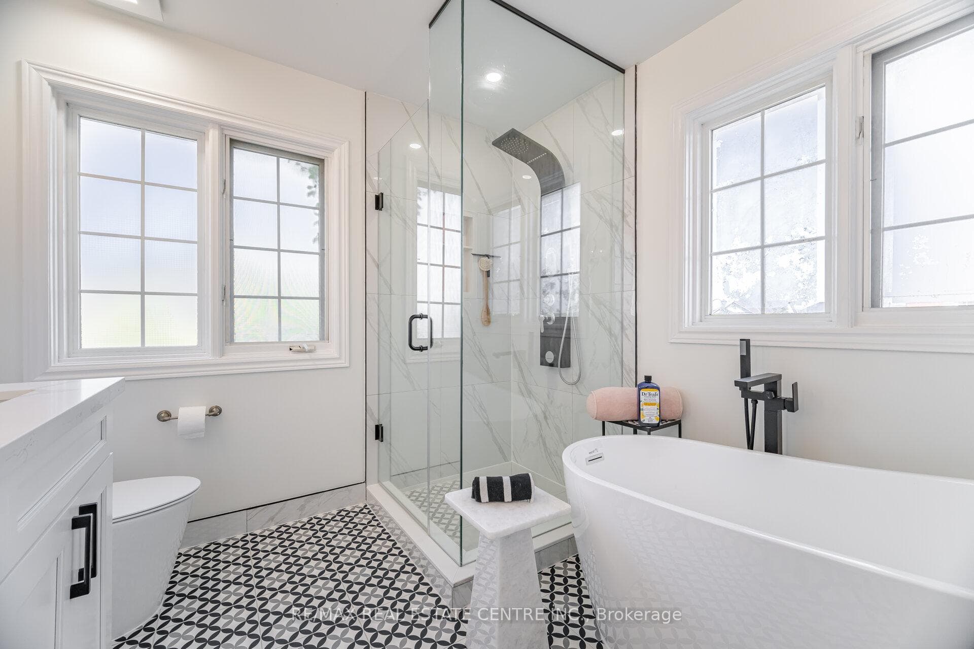 1046 Costigan Road photo 27