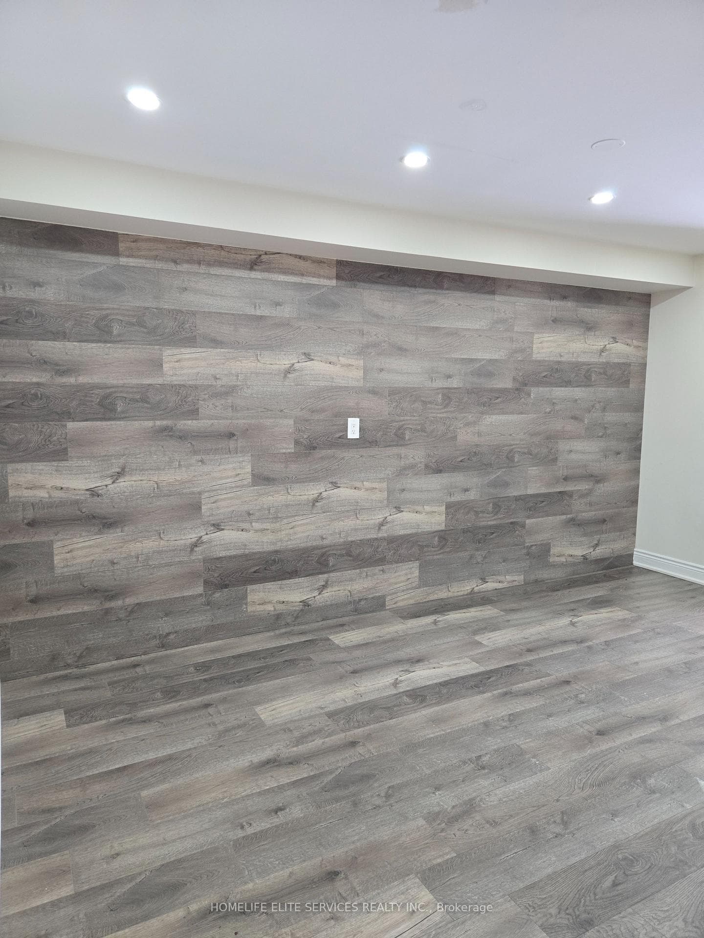 110 Crystalview Crescent photo 9