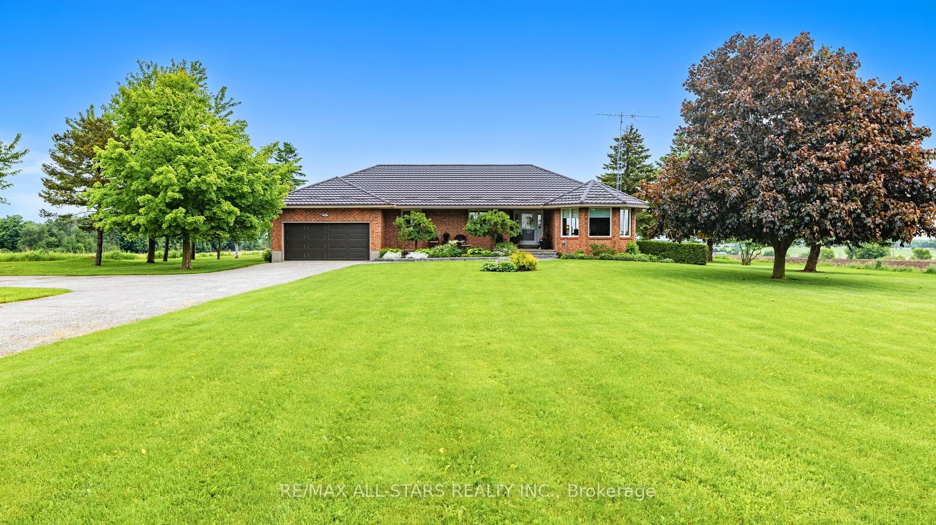 215 The Queensway Road photo 2