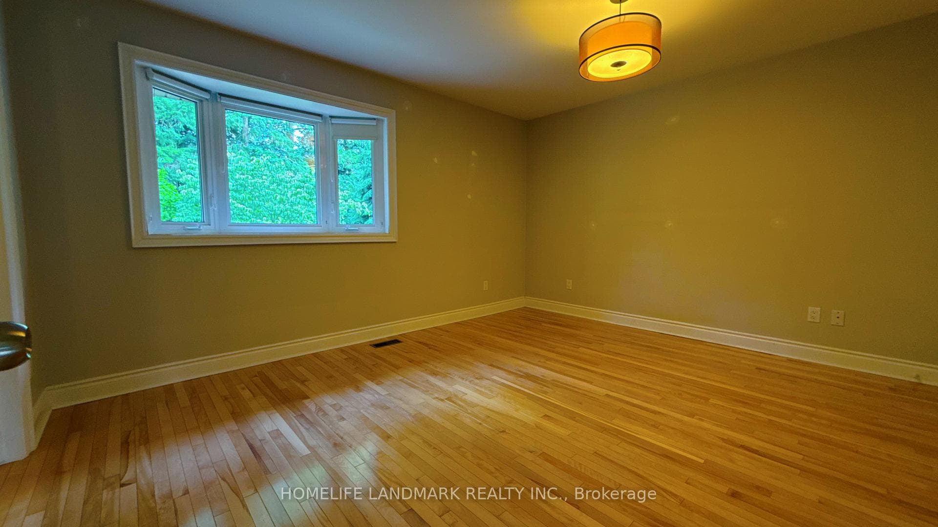 2062 GLENFOREST Crescent photo 9