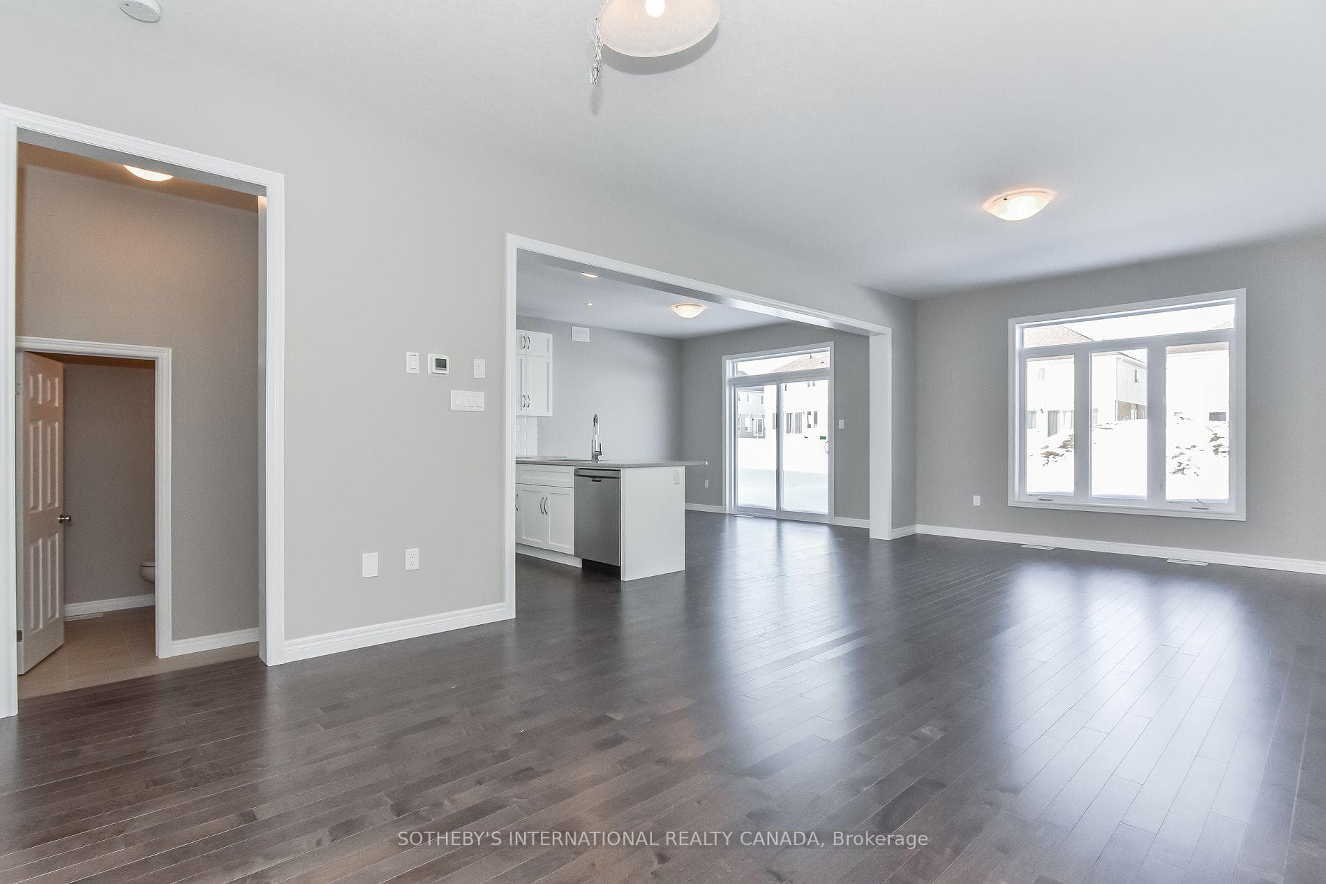 529 Anton Crescent photo 4