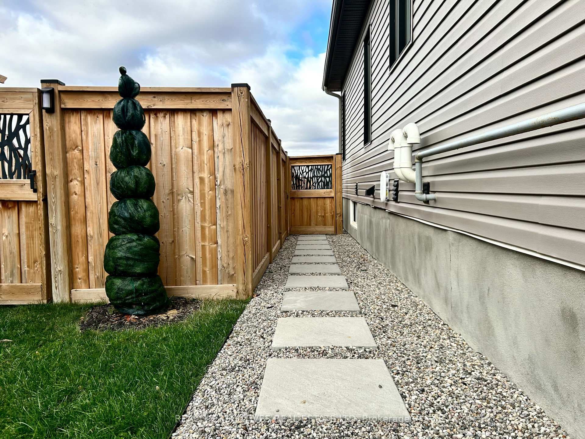 460 Arora Crescent photo 39
