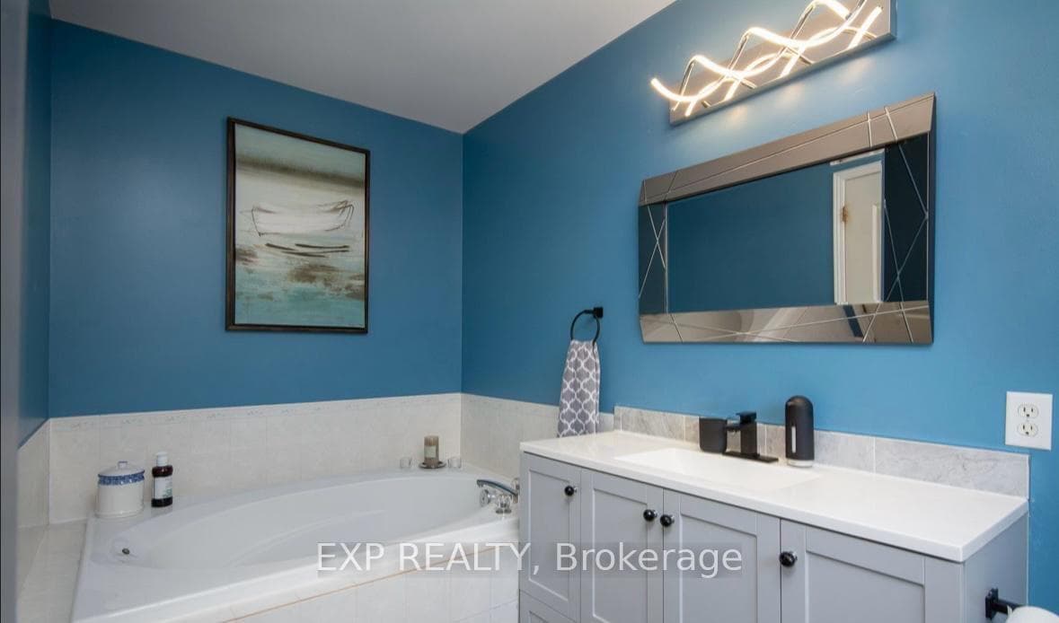 61 Flowertree Crescent photo 13