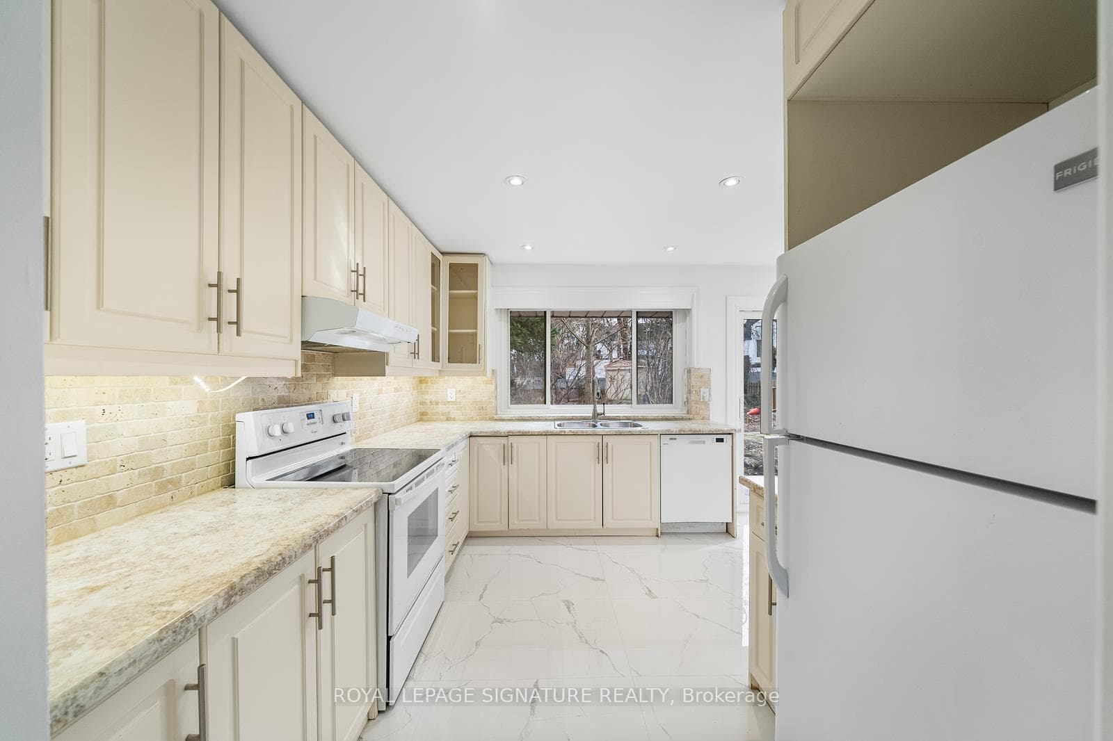 21 Donwoods Drive Unit Upper photo 11