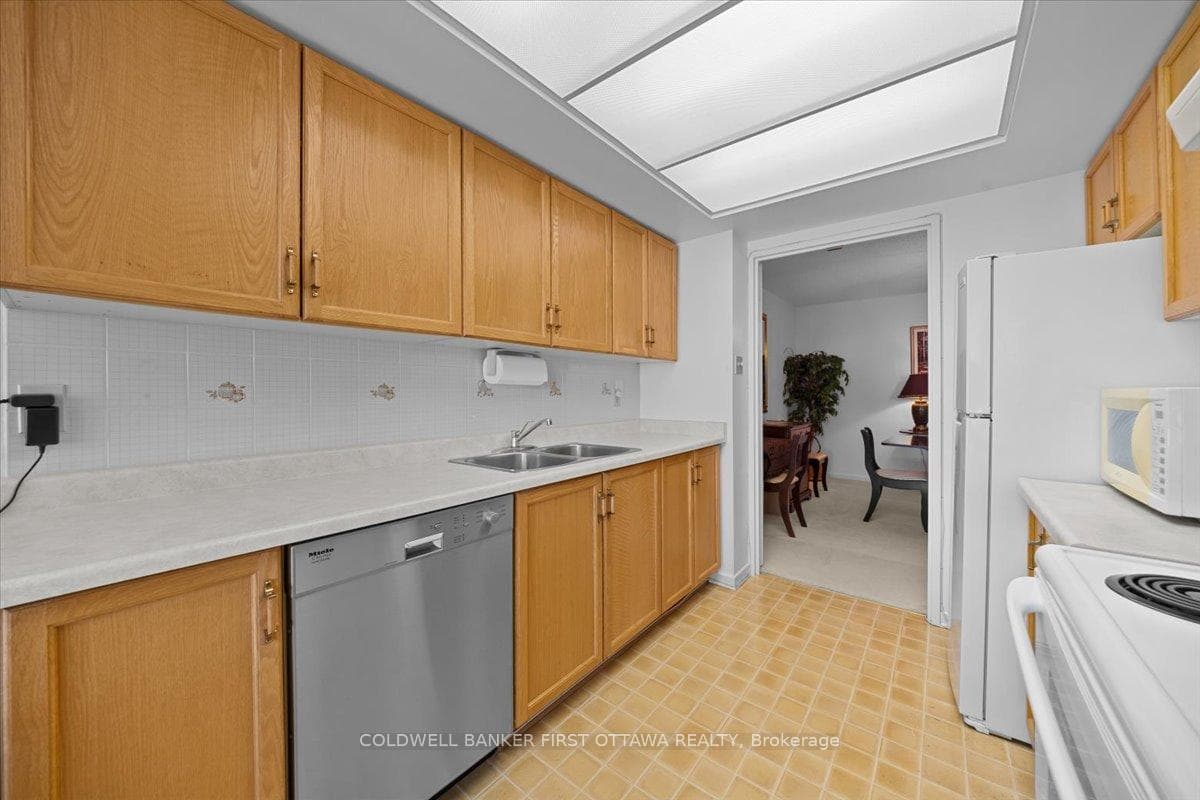 1510 Riverside Drive Unit 606 photo 12