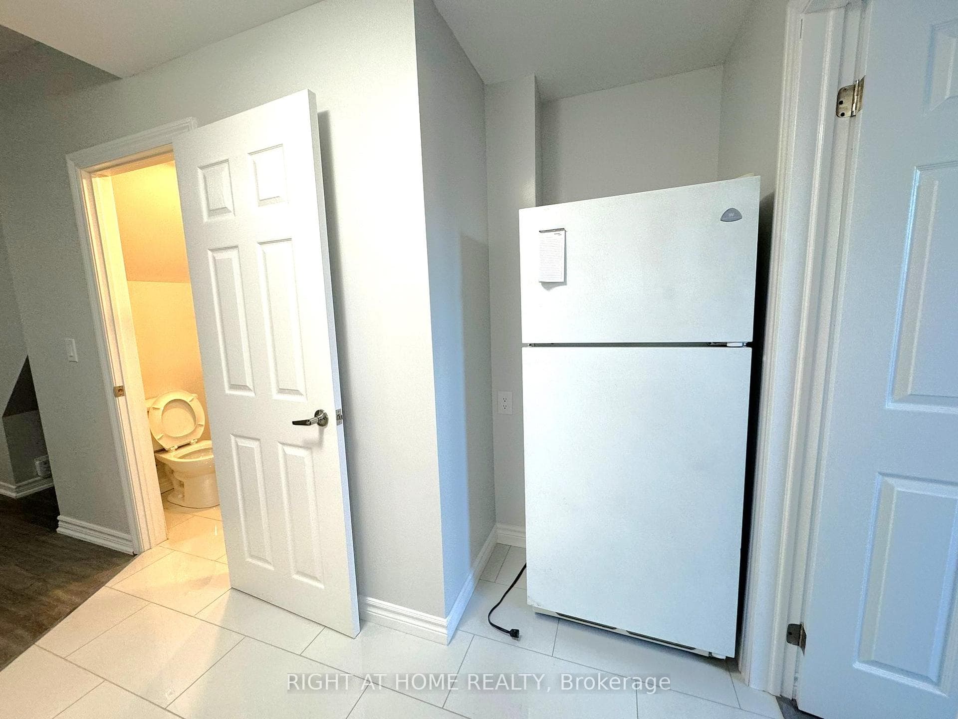 1025 Dufferin Street Unit Lower photo 4