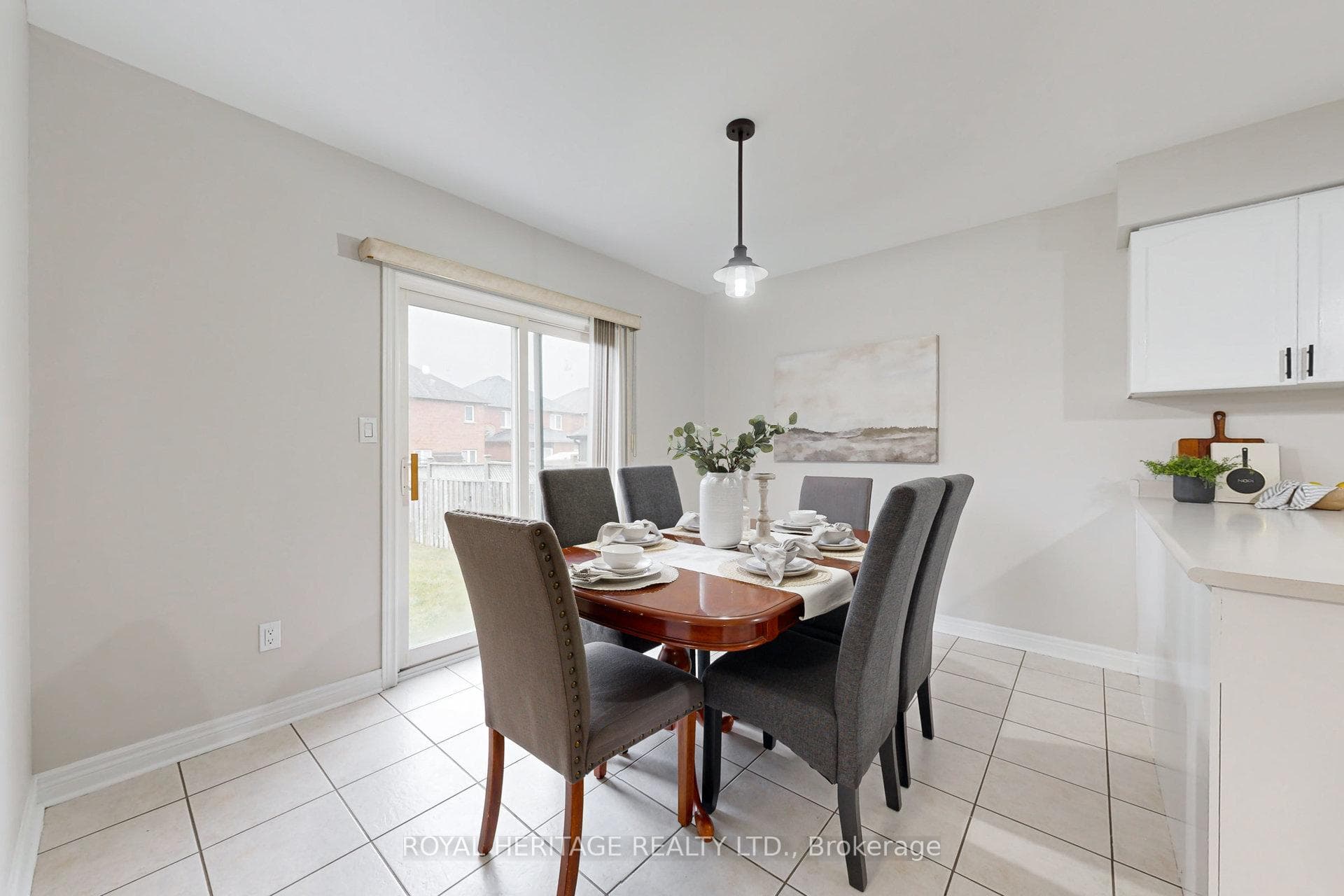 154 Queen Isabella Crescent photo 10