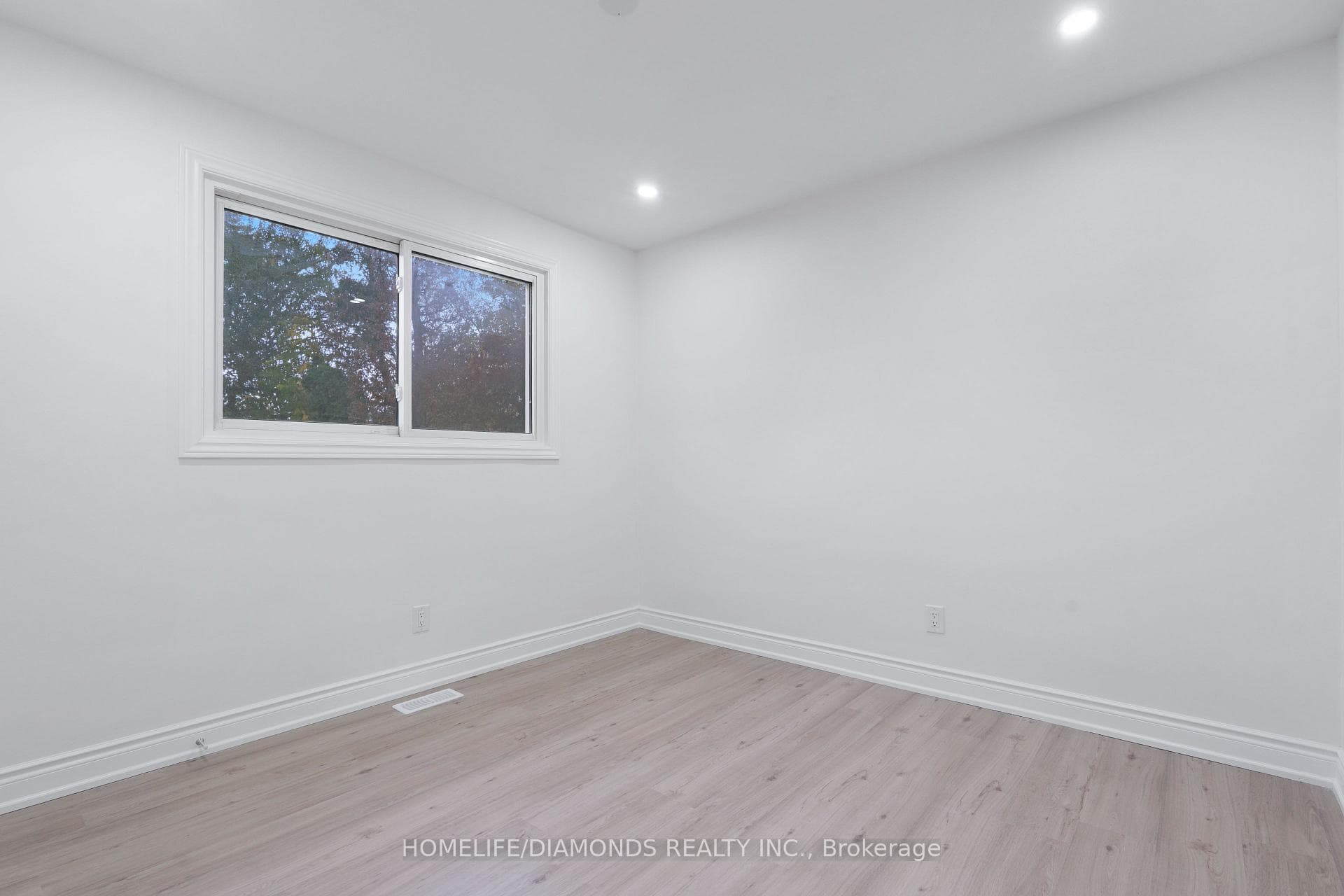 210 MACKAN Street photo 23