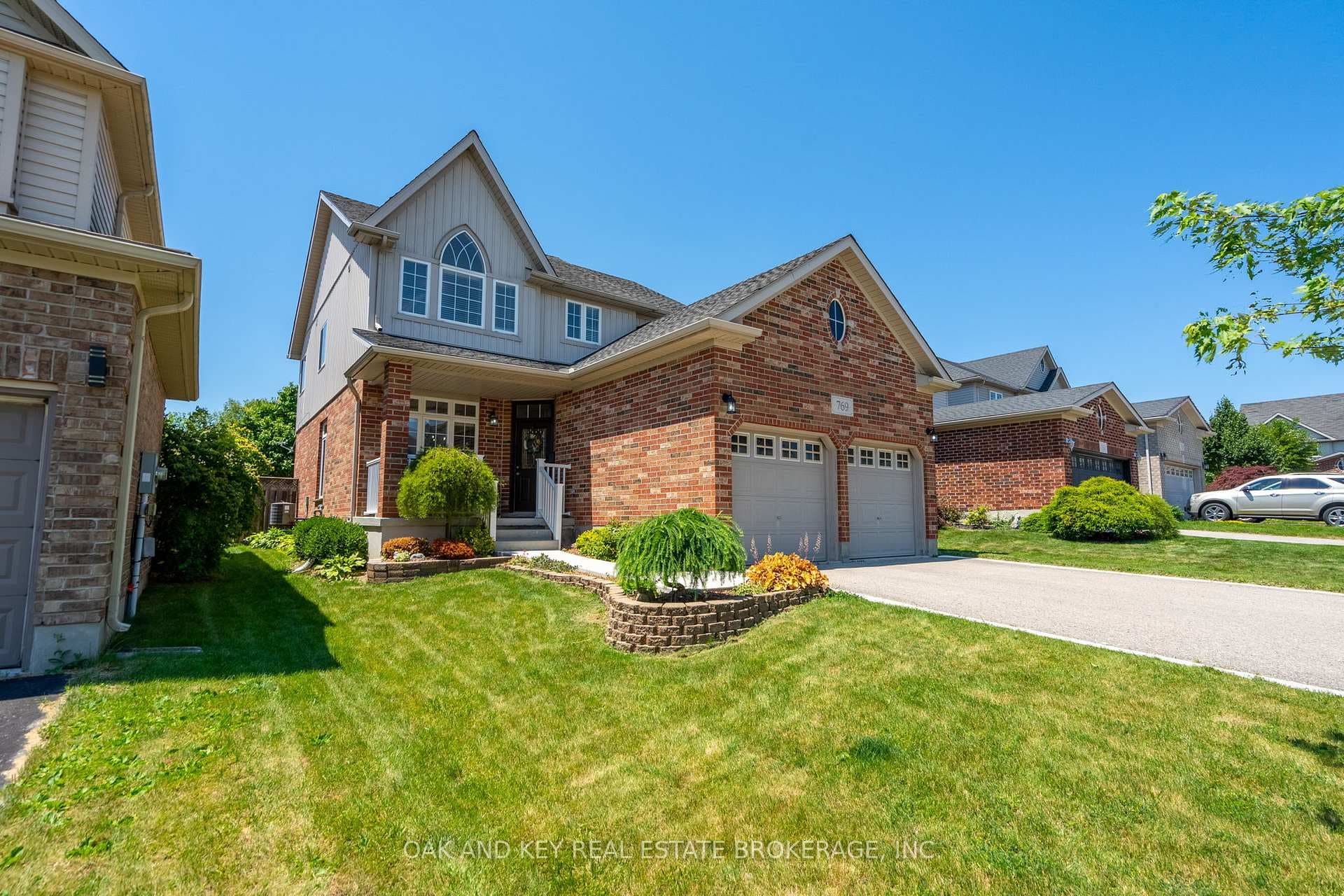 769 RUSHBROOK Crescent photo 2