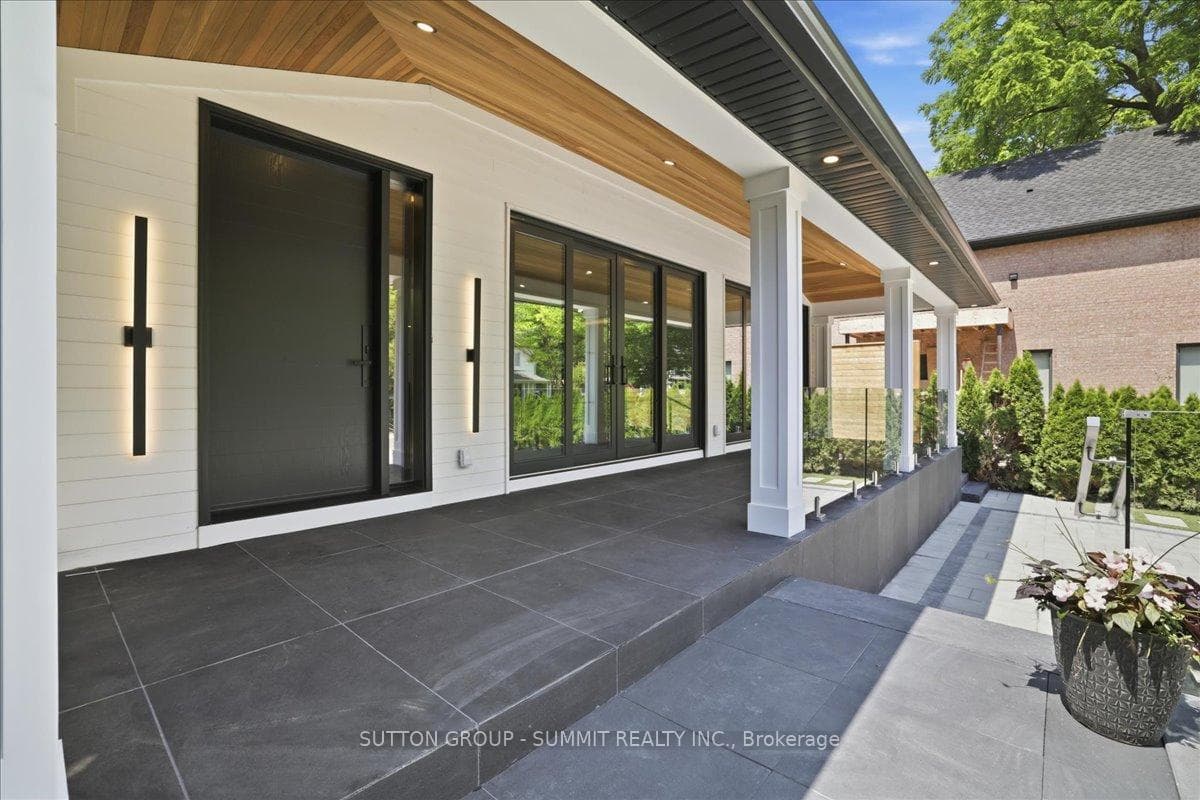 160 Allan Street photo 2