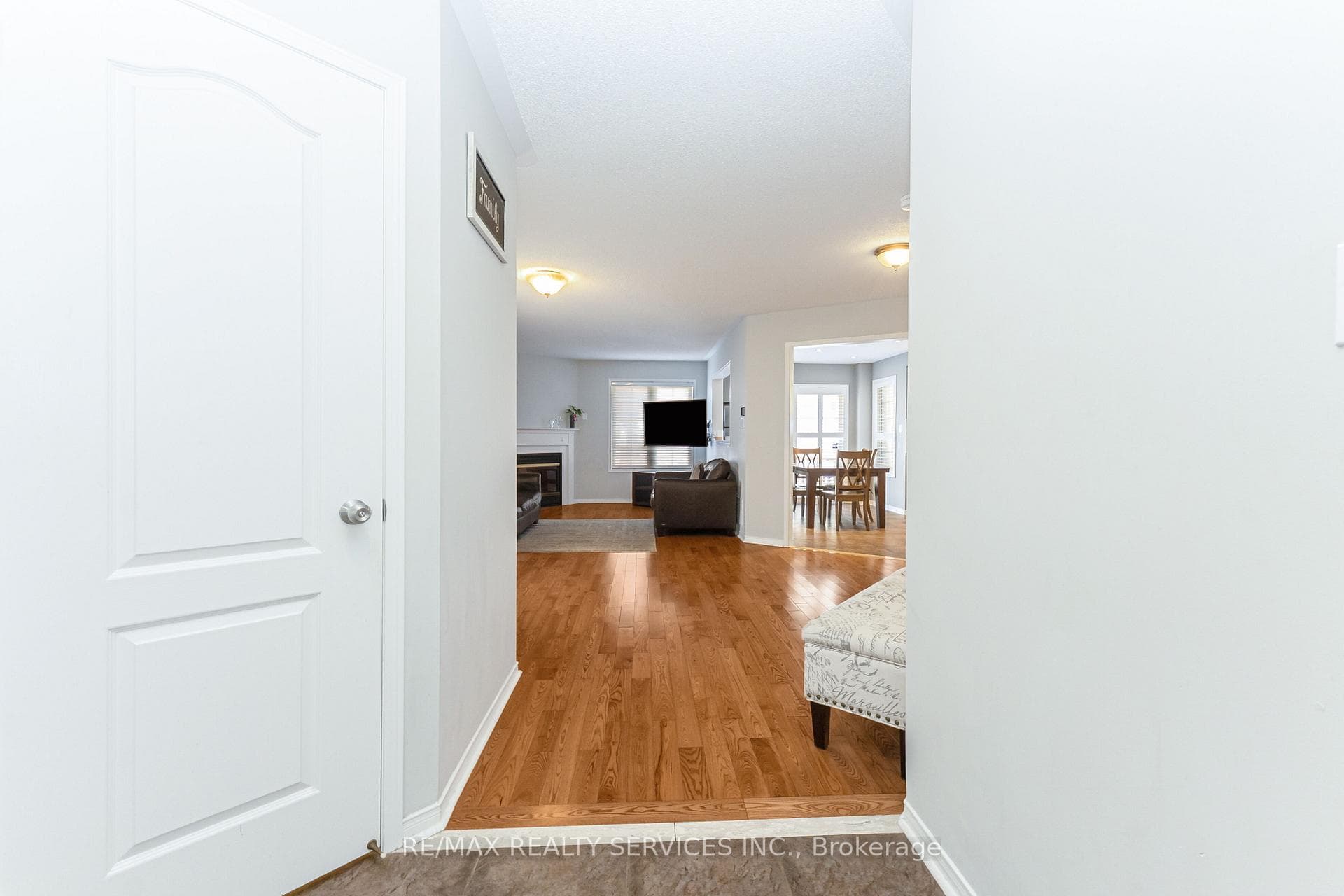 295 Queen Mary Drive photo 5