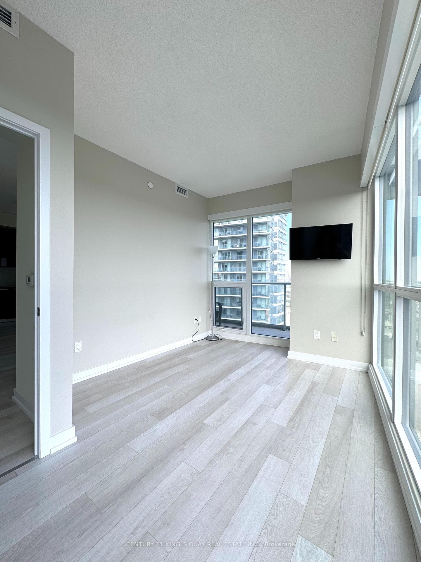 115 McMahon Drive Unit 1810 photo 17