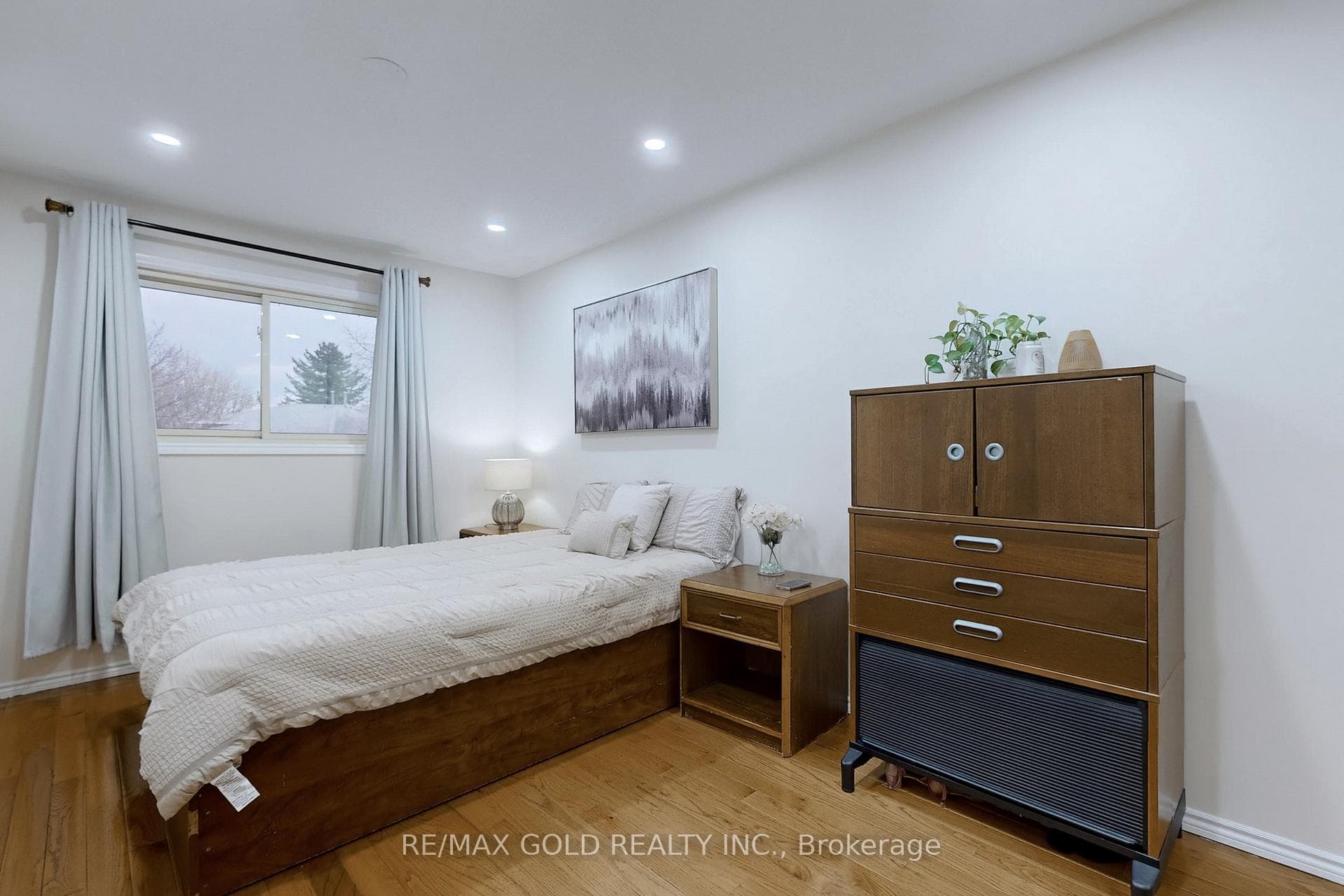 35 Lady Stewart Boulevard photo 16