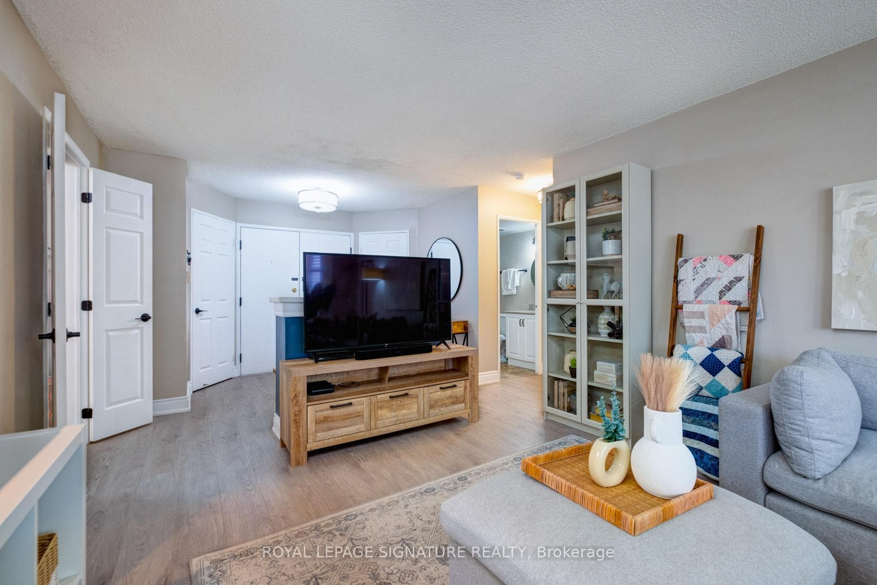 280 Simcoe Street Unit 808A photo 4