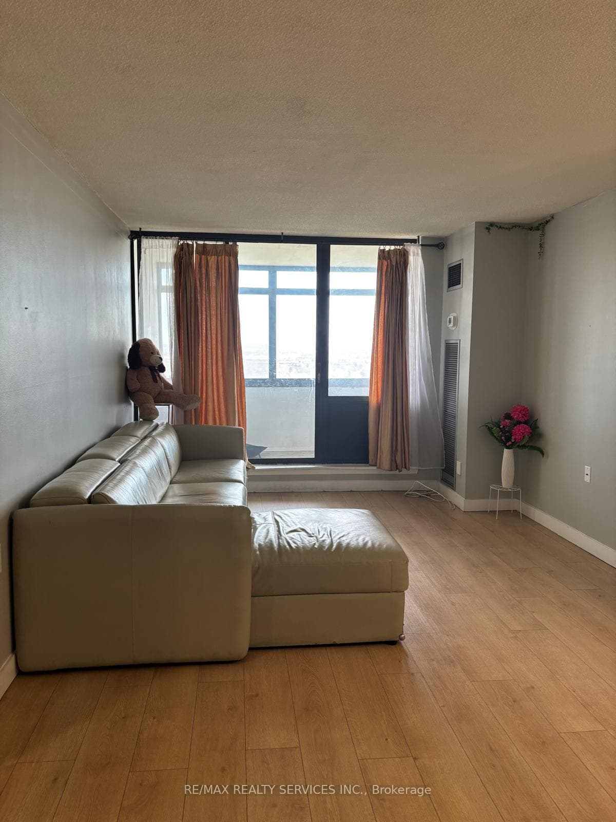 18 Knightsbridge Road Unit 1605 photo 3