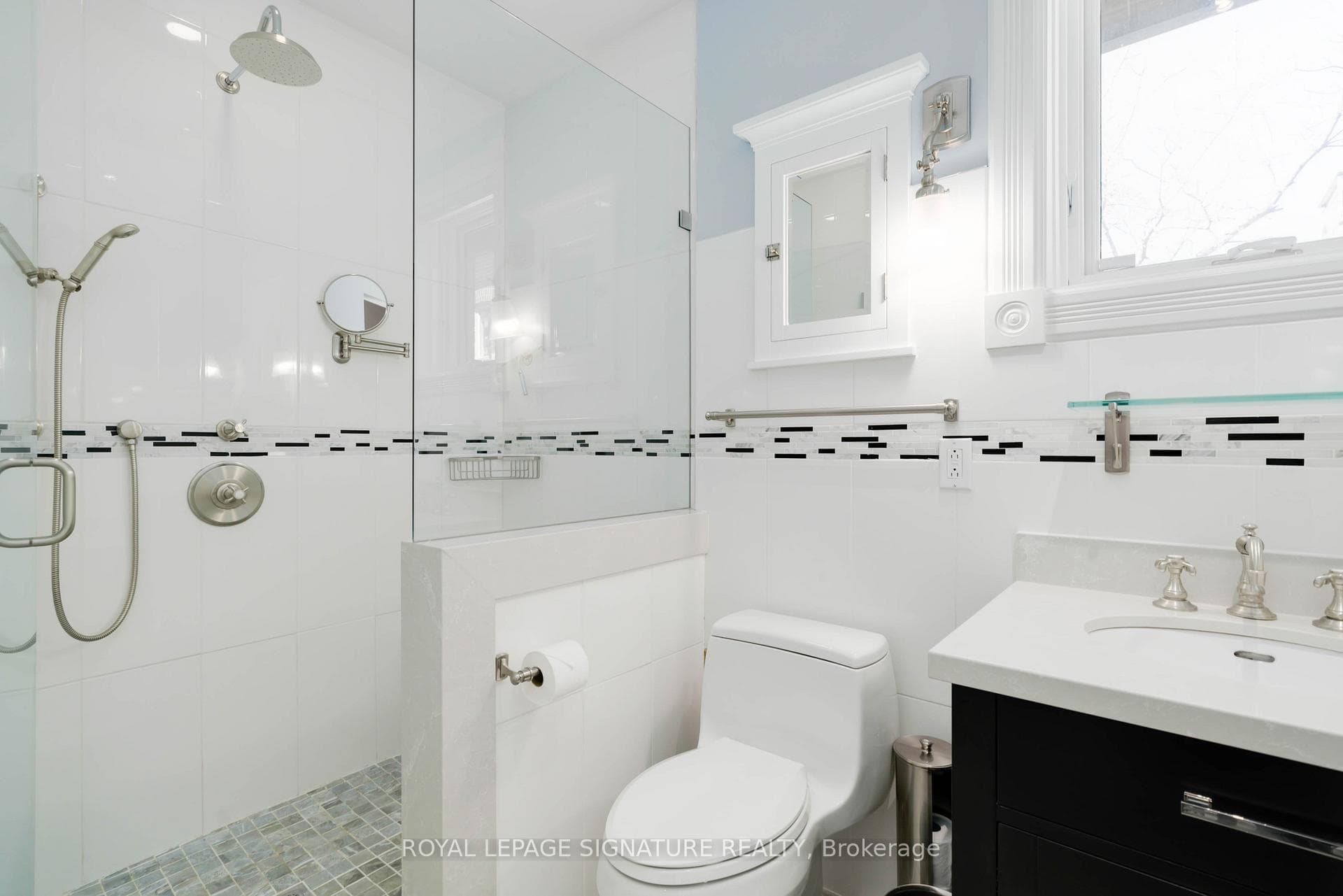 133 Chaplin Crescent photo 23