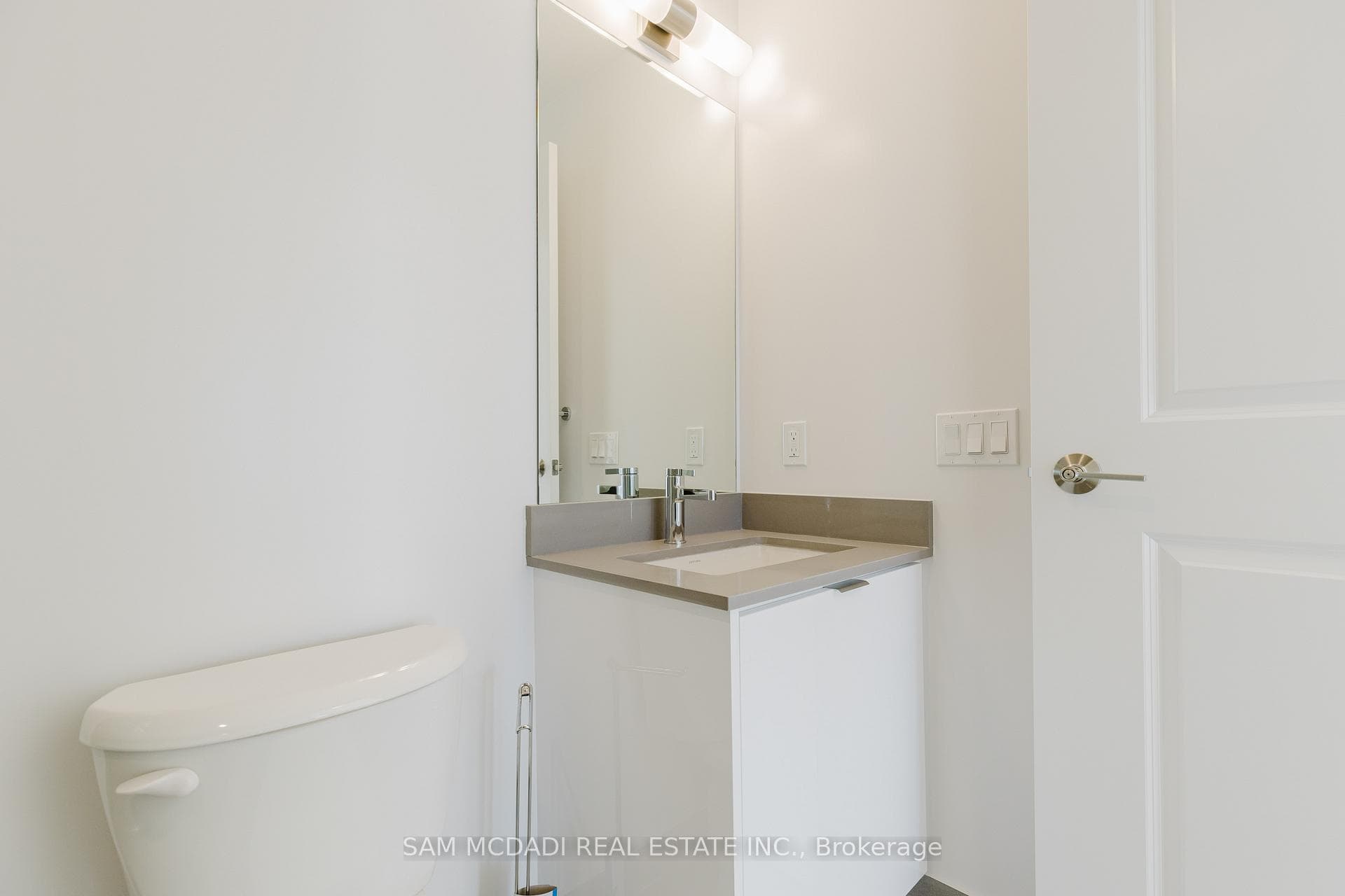 202 Burnhamthorpe Road Unit 2003 photo 5