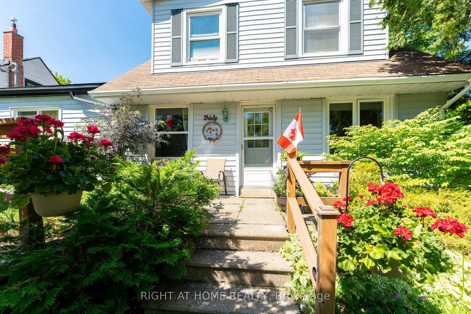 30 Allister Avenue photo 5