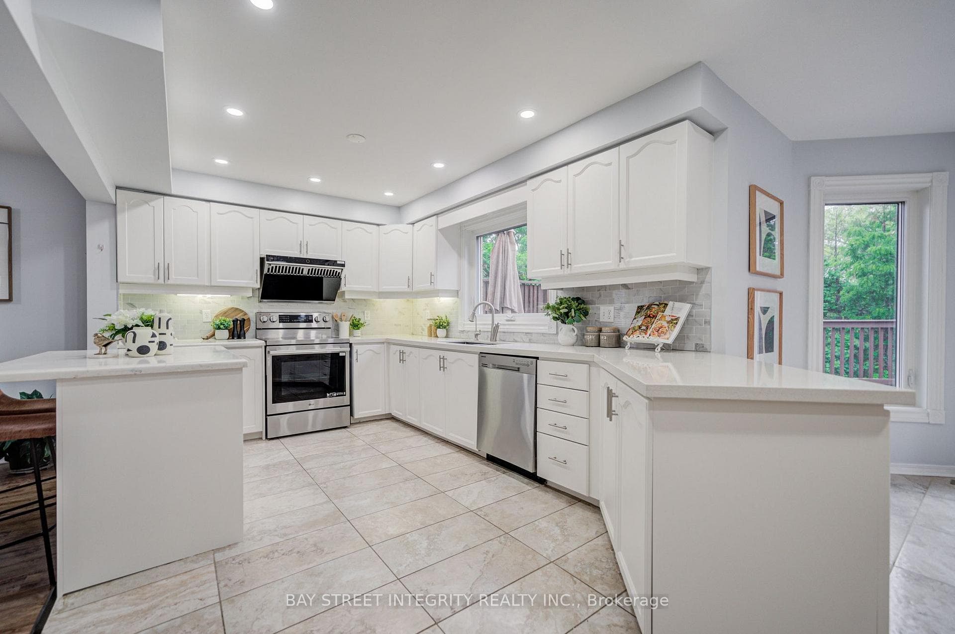 753 College Manor Drive photo 12