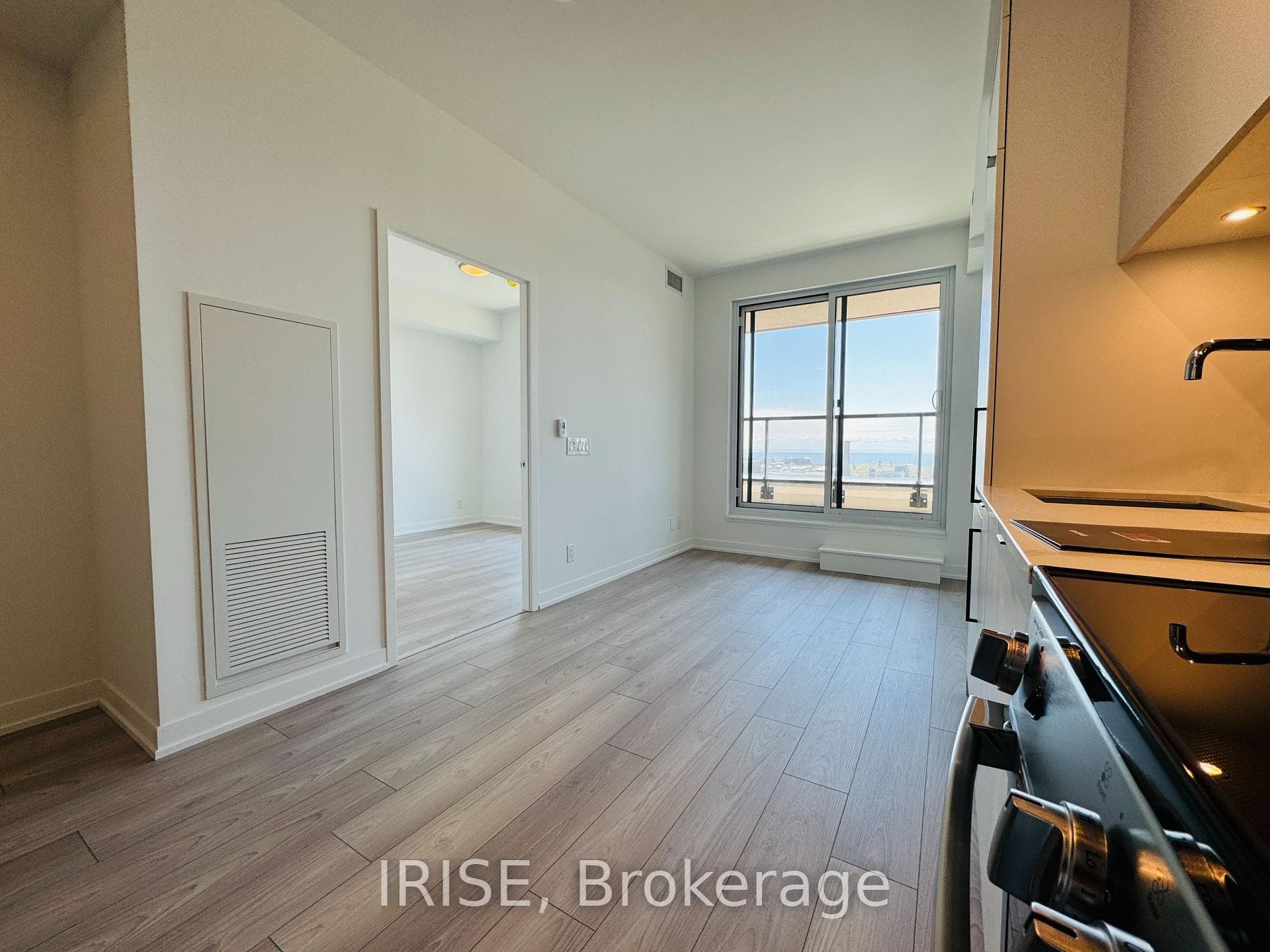 285 Dufferin Street Unit 916 photo 15
