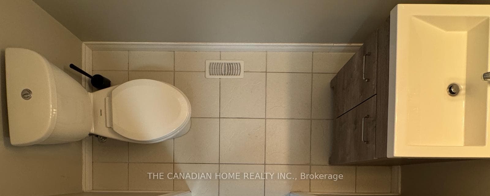 72 Oakes Crescent photo 4