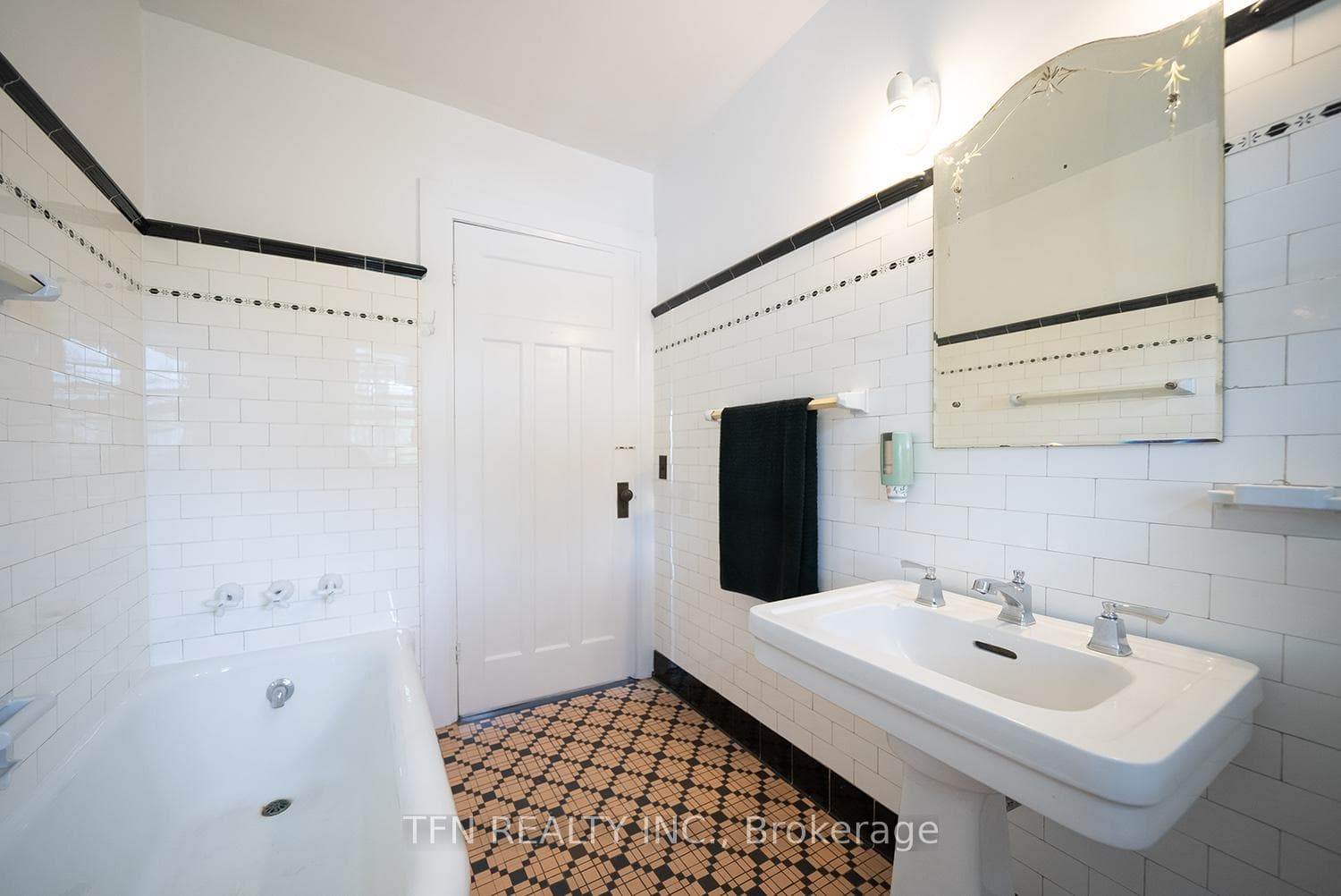480 Colborne Street photo 46